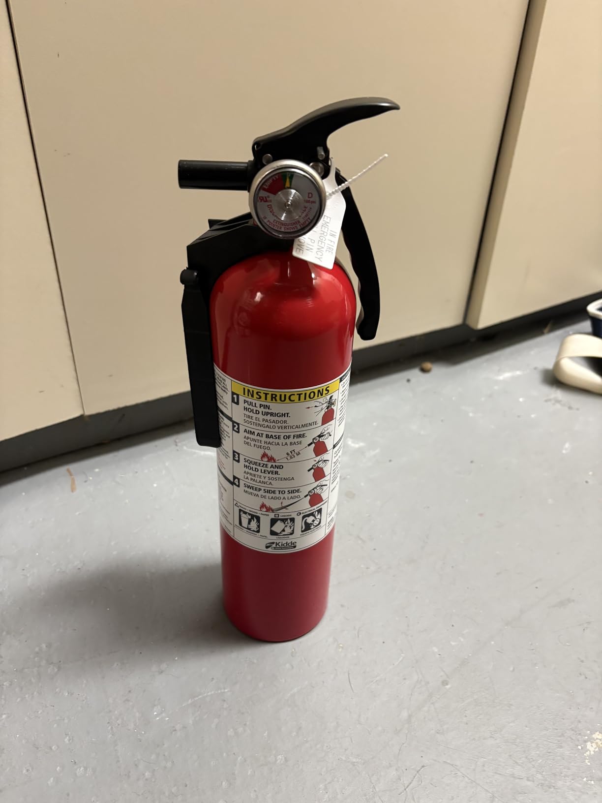 Kidde Basic 110 Fire Extinguisher for Home, 1-A:10-B:C, FA110G, 1 Pack customer photo 2