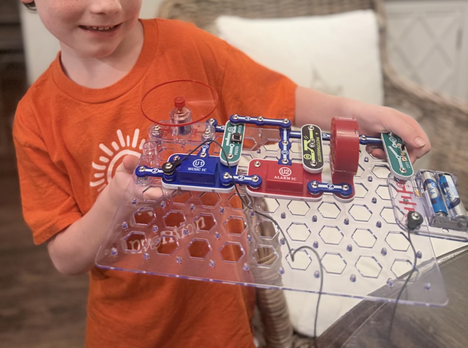 SNAP CIRCUITS Classic SC-300 STEM Electronics Kit, 300+ Projects, Ages 8+ customer photo 1