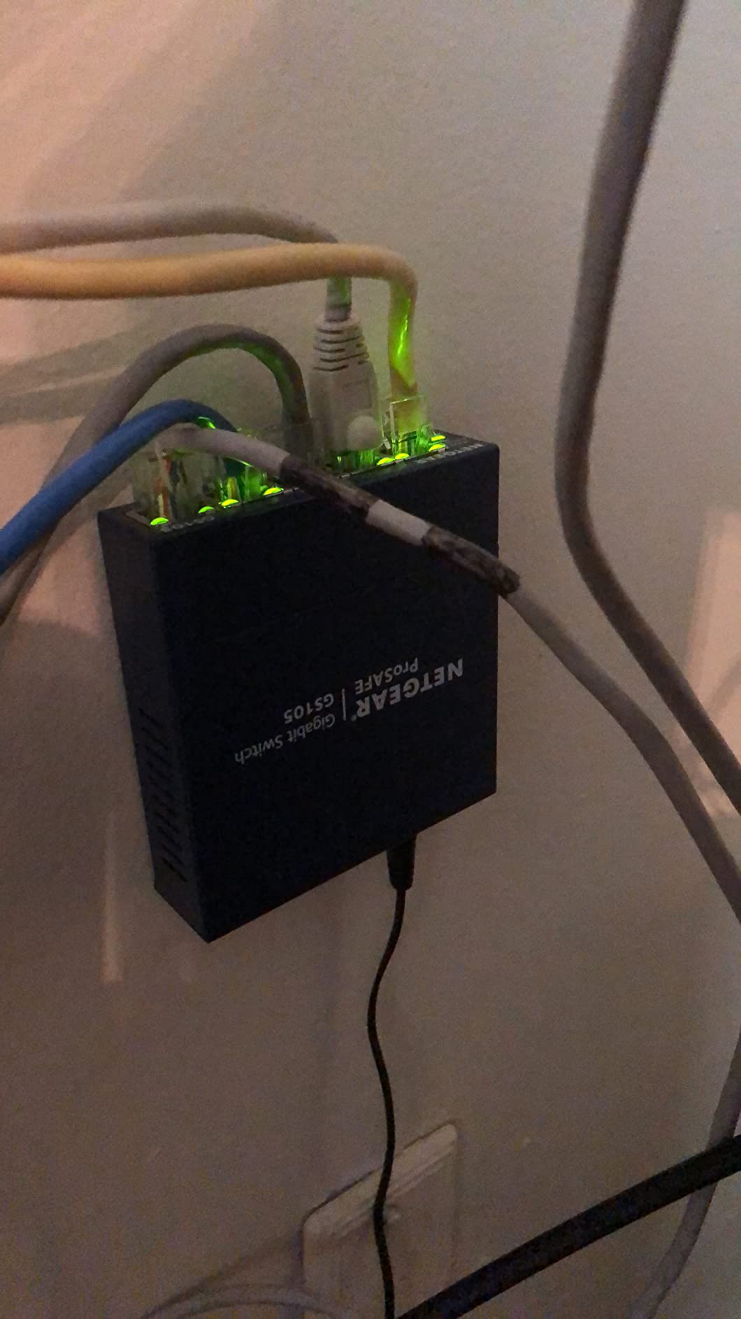 NETGEAR 5-Port Gigabit Ethernet Unmanaged Network Switch (GS105NA) customer photo 1