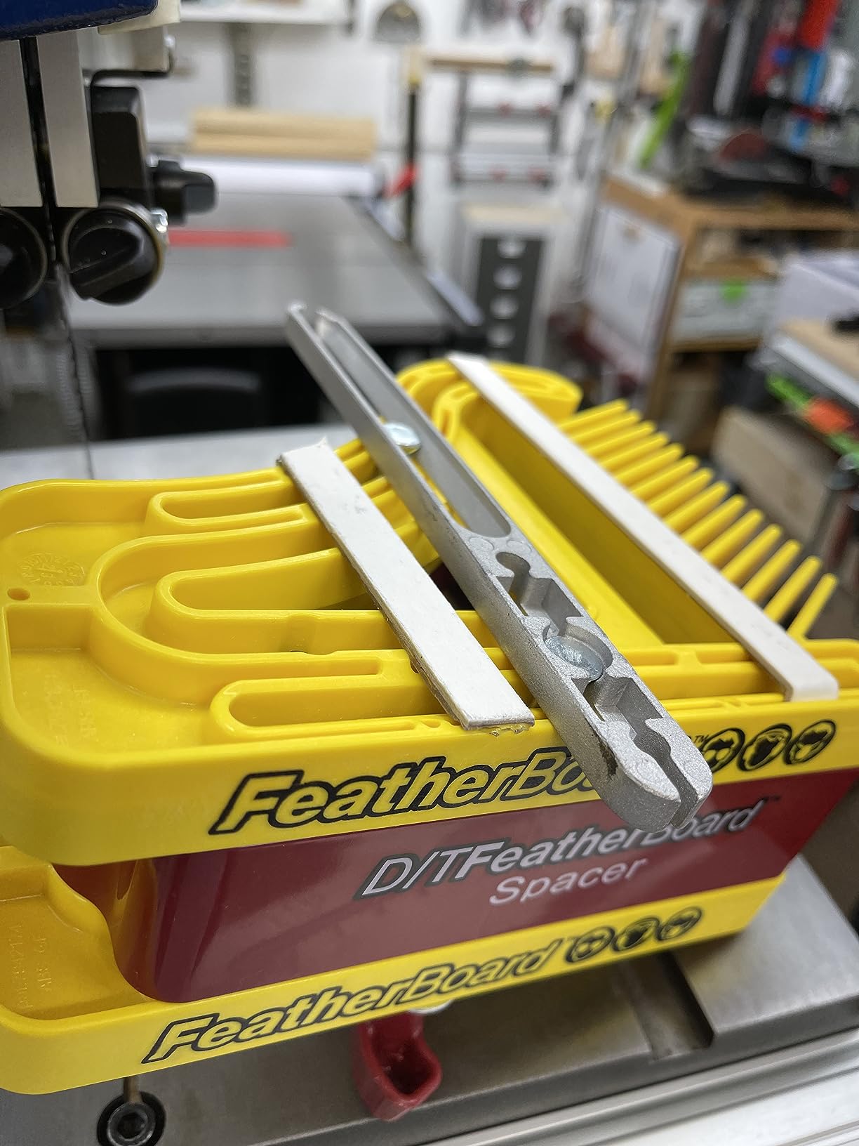Milescraft 1407 D/T Feather Board – Universal Dual or Tandem Feather Boards for Woodworking on Table Saws, Router Tables and Band Saws, Yellow customer photo 2