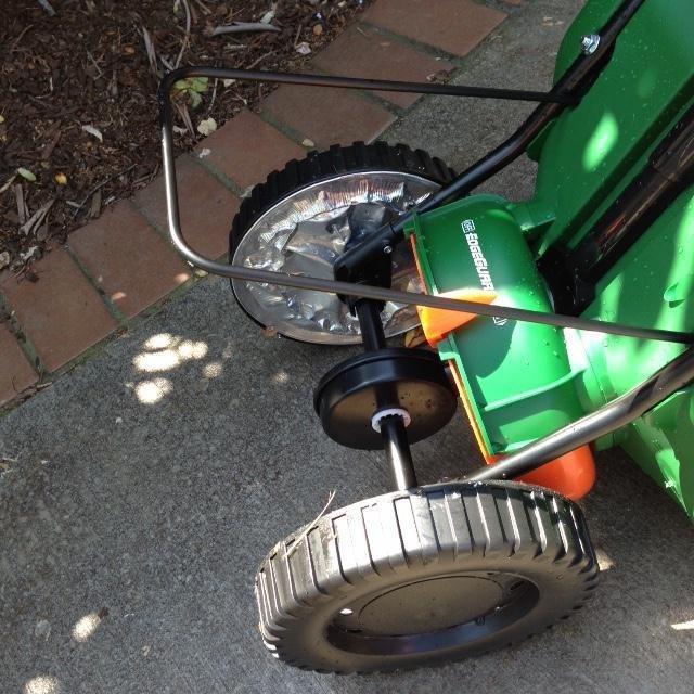 Scotts Turf Builder EdgeGuard Mini Broadcast Spreader customer photo 1