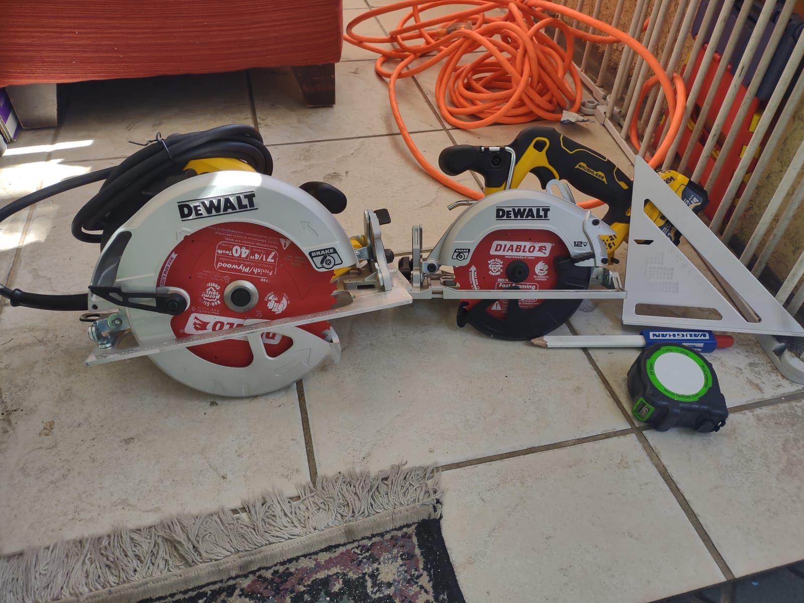 DEWALT Circular Saw, 7-1/4 inch, Pivoting with up to 57 Degree Bevel, Corded (DWE575SB) customer photo 2