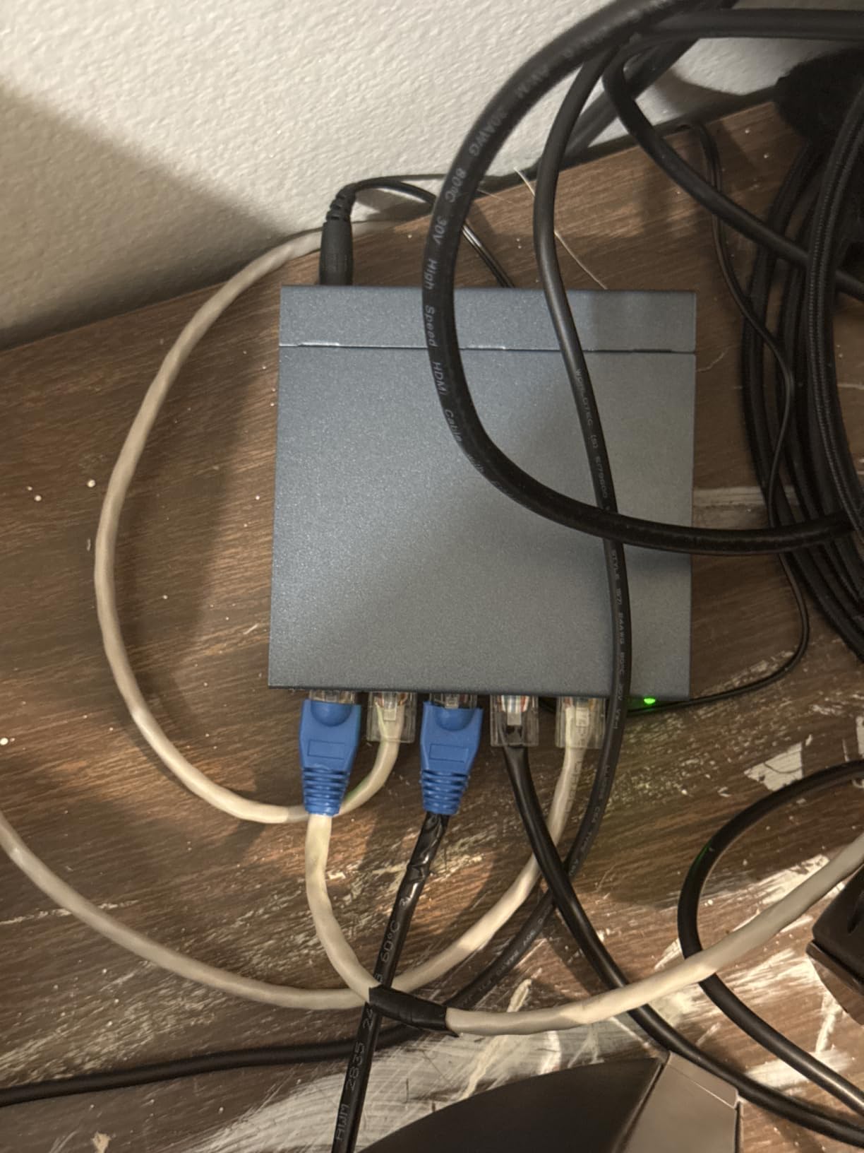 TP-Link TL-SG105, 5 Port Gigabit Unmanaged Ethernet Switch, Network Hub, Ethernet Splitter, Plug & Play, Fanless Metal Design, Shielded Ports, Traffic Optimization customer photo 2