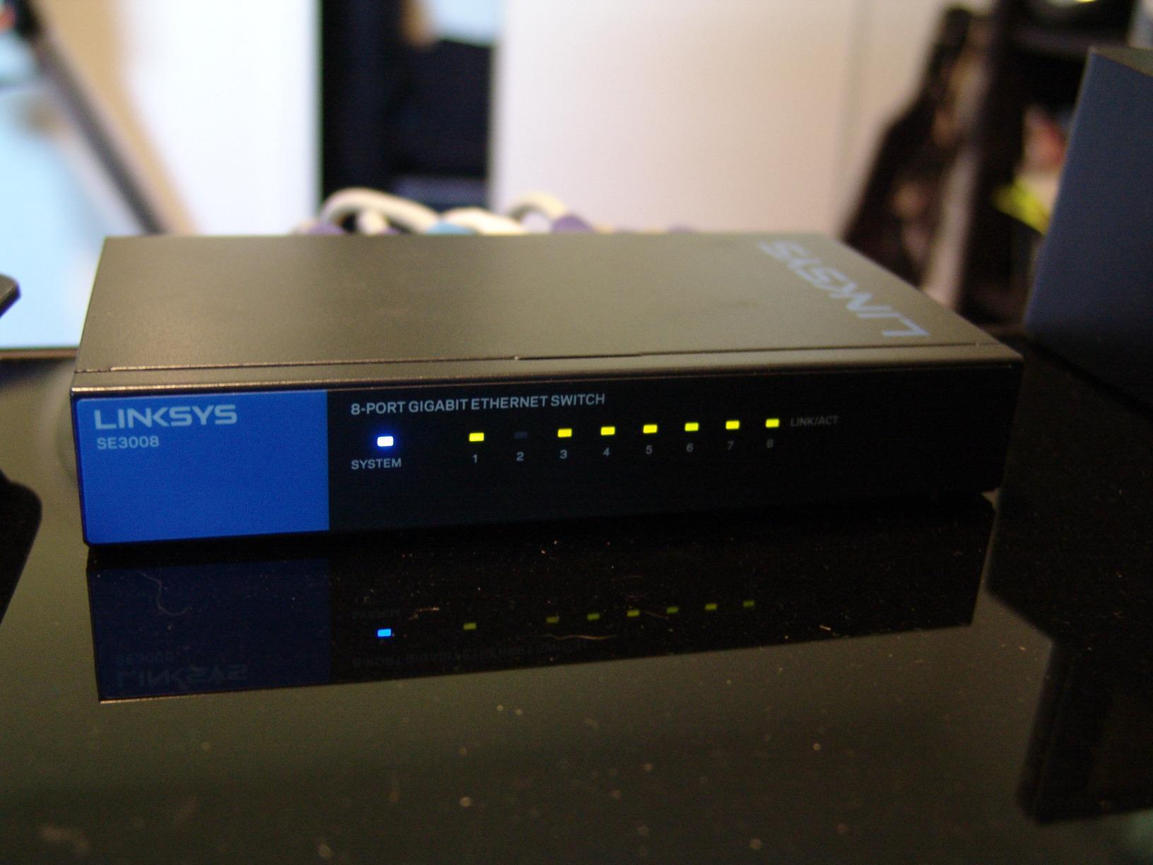 Linksys SE3008: 8-Port Gigabit Ethernet Unmanaged Switch, Computer Network, Auto-Sensing Ports Maximize Data Flow for up to 1,000 Mbps (Black, Blue) customer photo 1