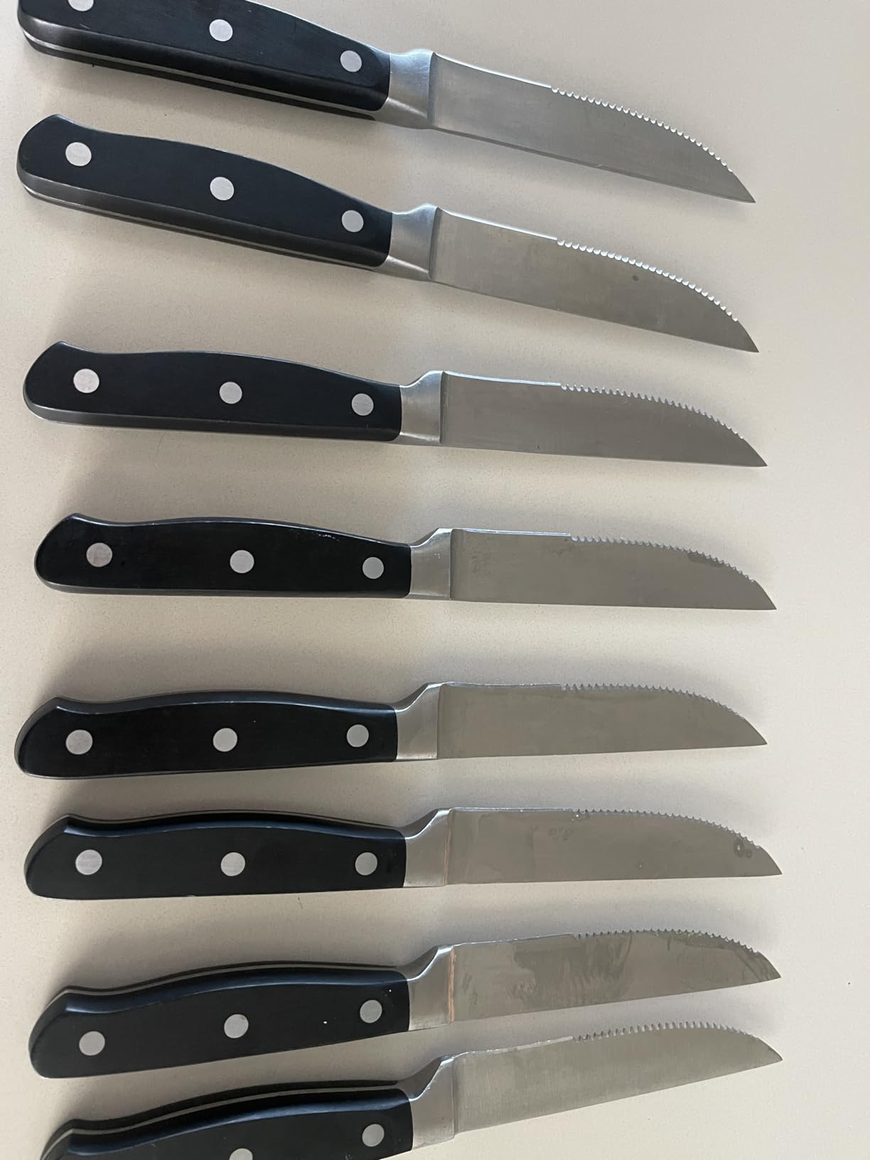 Amazon Basics 8-Piece Full Tang Stainless Steel Serrated Steak Knife Set, 4.5