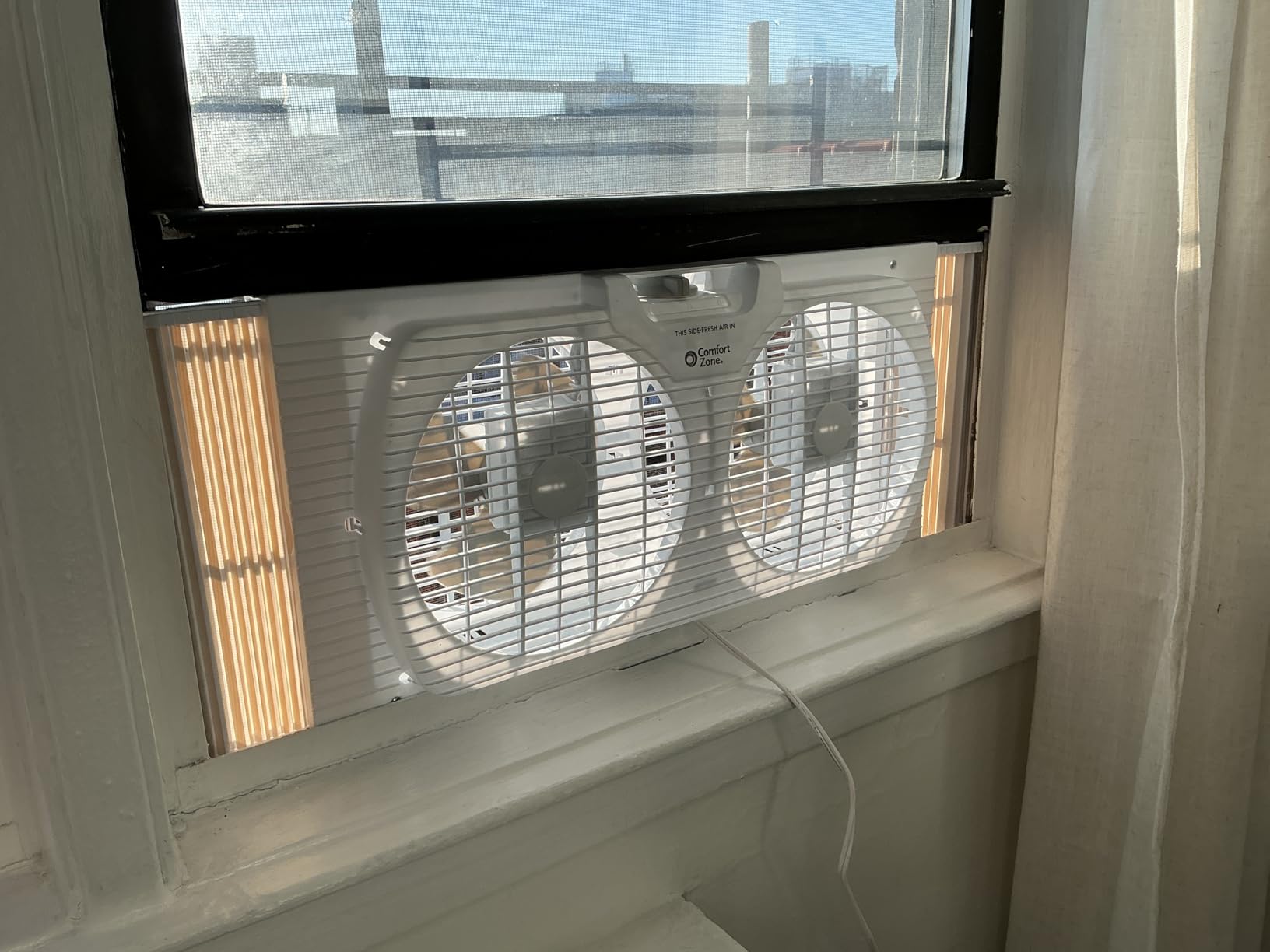 Comfort Zone Twin Window Fan with Reversible Airflow Control, 9 inch, Auto-Locking Expanders, 2 Speed Fan, Dual Fan, Exhaust, Airflow 9.84 ft/sec, Ideal for Home, Kitchen, Bedroom & Office, CZ319WT customer photo 1