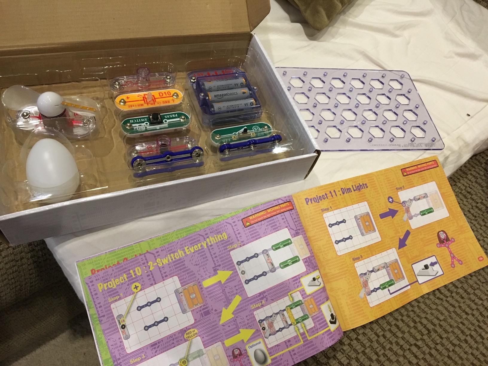 SNAP CIRCUITS Beginner SCB-20 STEM Electronics Toy for Kids Ages 5-9 customer photo 1