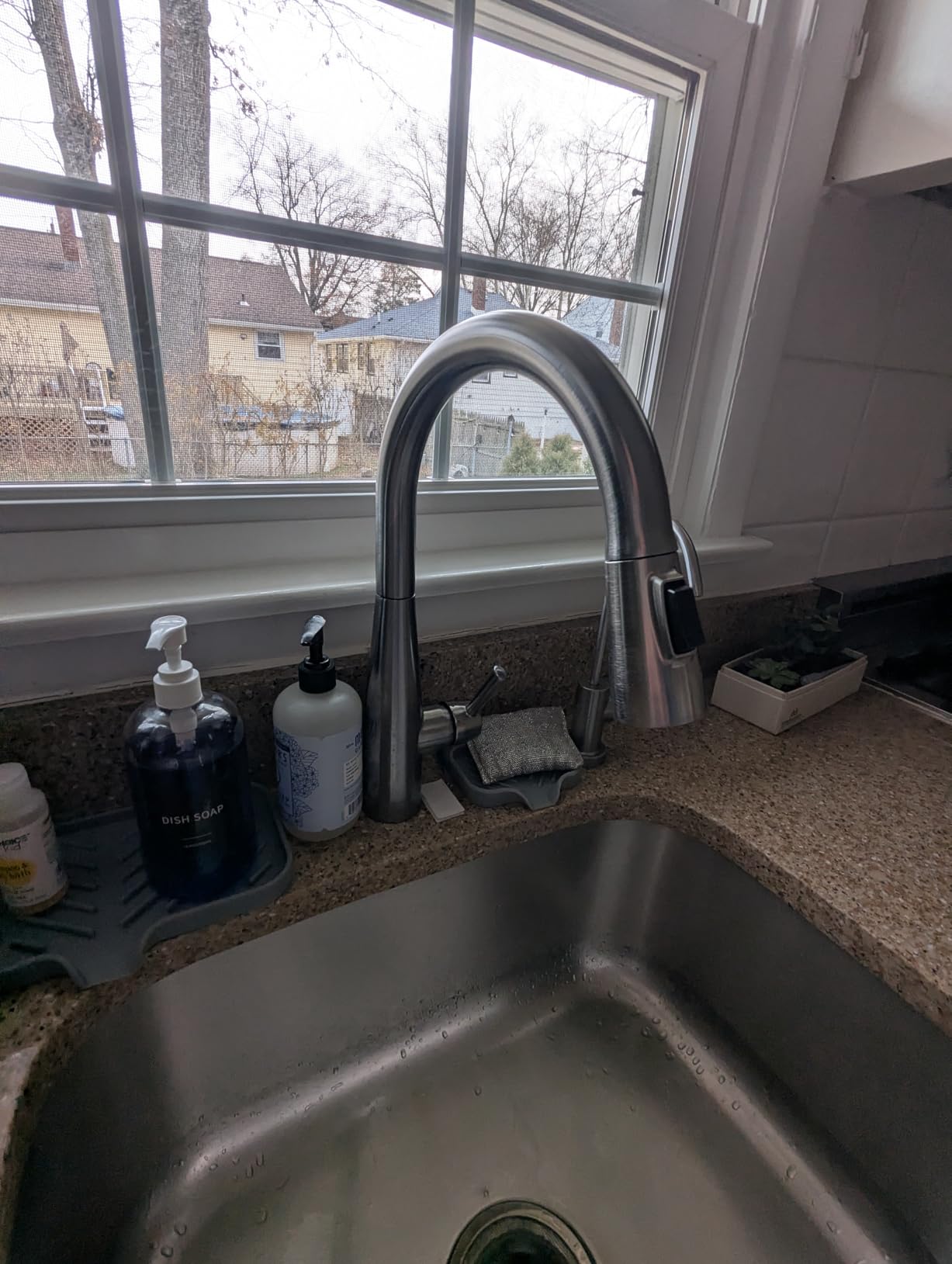 Delta Essa Brushed Nickel Kitchen Faucet with Pull Down Sprayer, Modern Single Hole Kitchen Sink Faucet, Single Handle, Arctic Stainless 9113-AR-DST customer photo 1