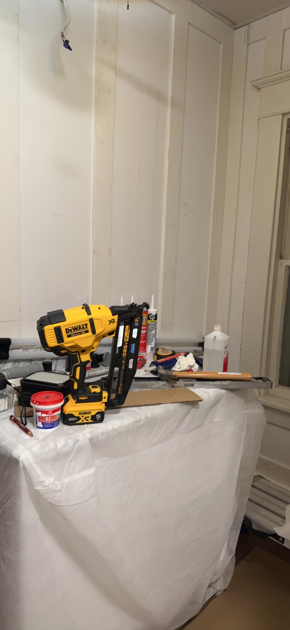 DEWALT 20V MAX* XR Finish Nailer, Angled, 16GA (DCN660D1) customer photo 1