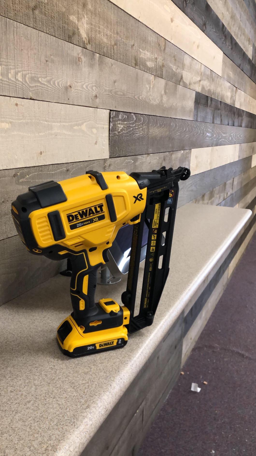 DEWALT 20V MAX* XR Finish Nailer, Angled, 16GA (DCN660D1) customer photo 2