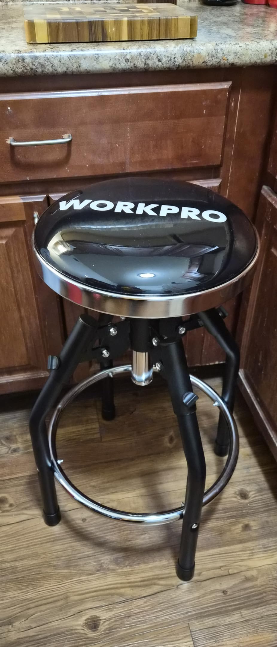 WORKPRO Heavy Duty Adjustable Hydraulic Shop Stool,Garage Bar Stool, 29in to 33.86in, 330-Pound Capacity, Black customer photo 2