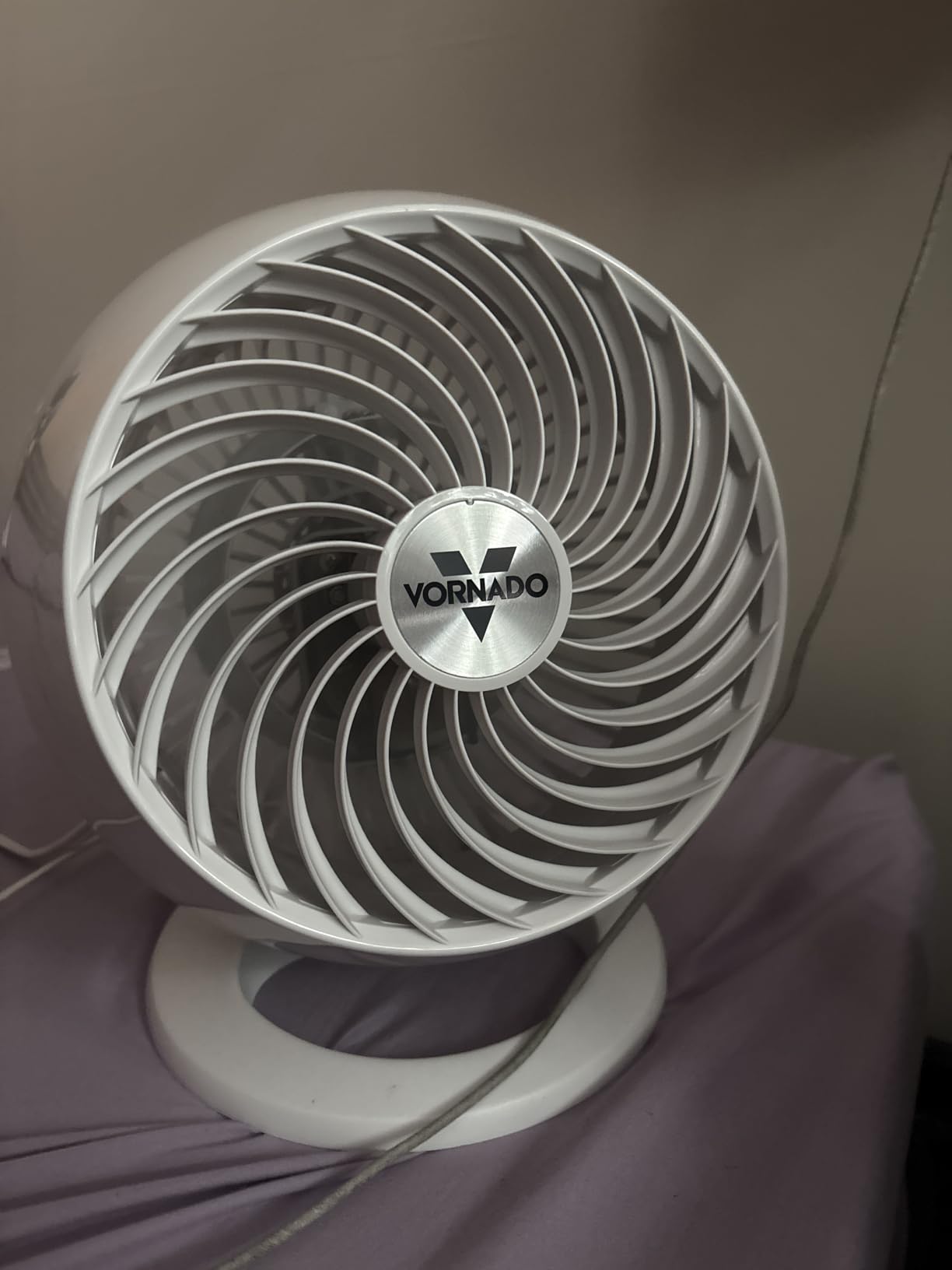 Vornado 460 Small Desk Fan with 3 Speed Settings, Adjustable Tilt Chrome Glide Bar, for Bedroom, Office, Home, Air Circulation up to 70 Feet, Quiet Table Fan, Black customer photo 1