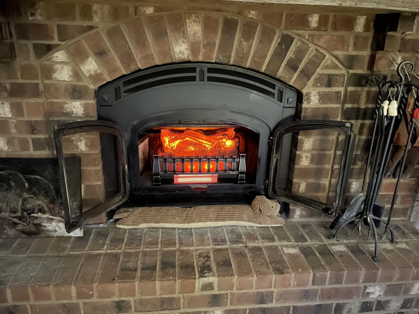 duraflame Electric Log Set 1,000 Sq Ft Heater, Faux Logs Insert with Infrared Flames for Existing Fireplaces, Remote Control Included customer photo 1