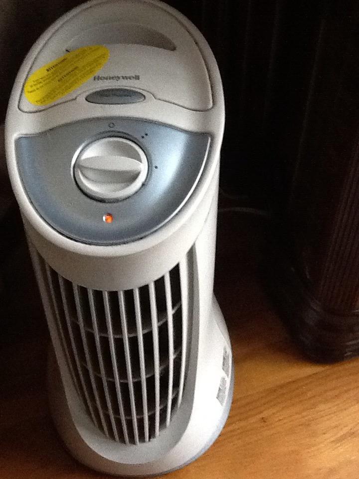 Holmes Desktop HEPA Type Air Purifier with Optional Ionizer | Small Air Purifier | Air Cleaner Purifier (HAP242B-U) customer photo 1