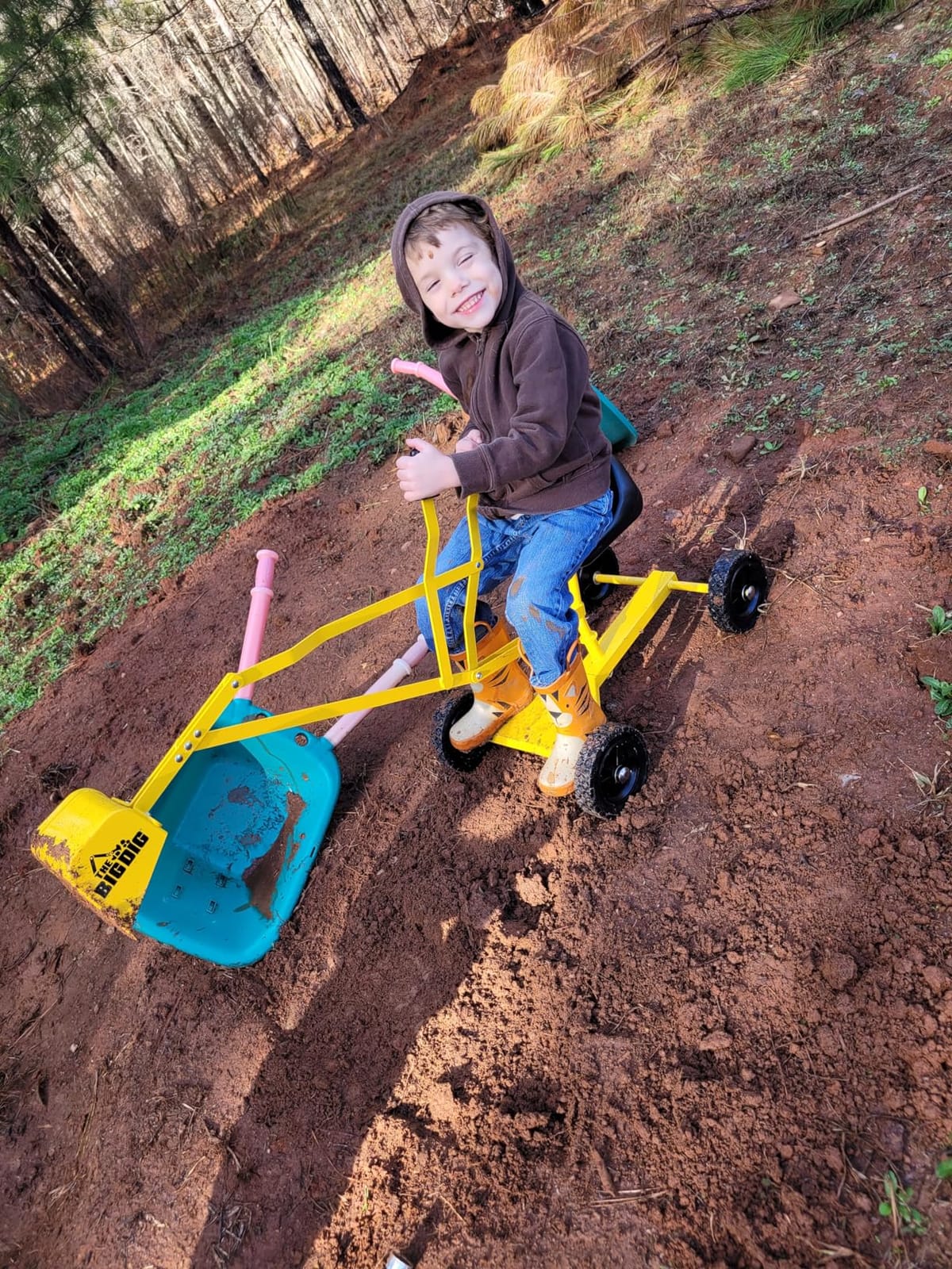 Big Dig Toy Excavator Ride, Sand Digger w/ 360 Rotation Base for Kids Ages 3 & Up, Yellow - Outdoor Playground and Beach Construction Riding Toys for Children customer photo 2