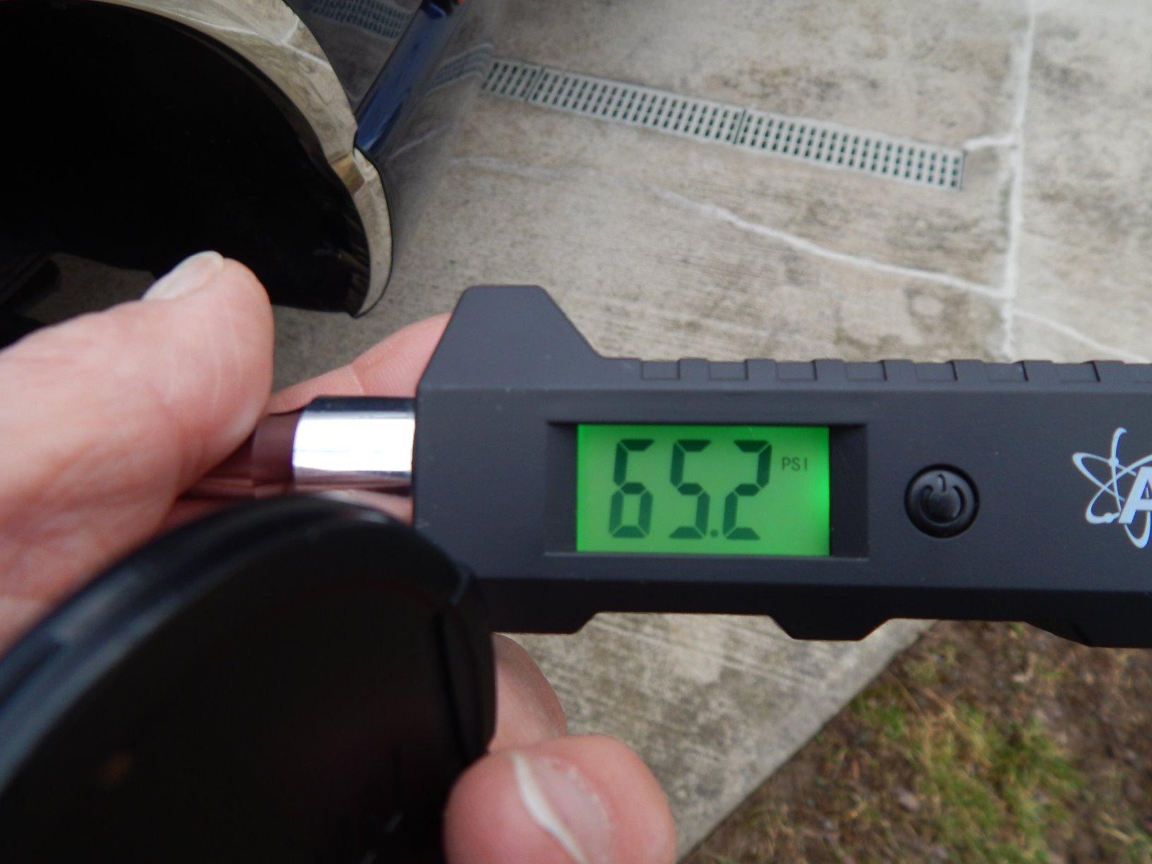 AstroAI Heavy Duty Digital Tire Pressure Gauge 0-230 PSI customer photo 2