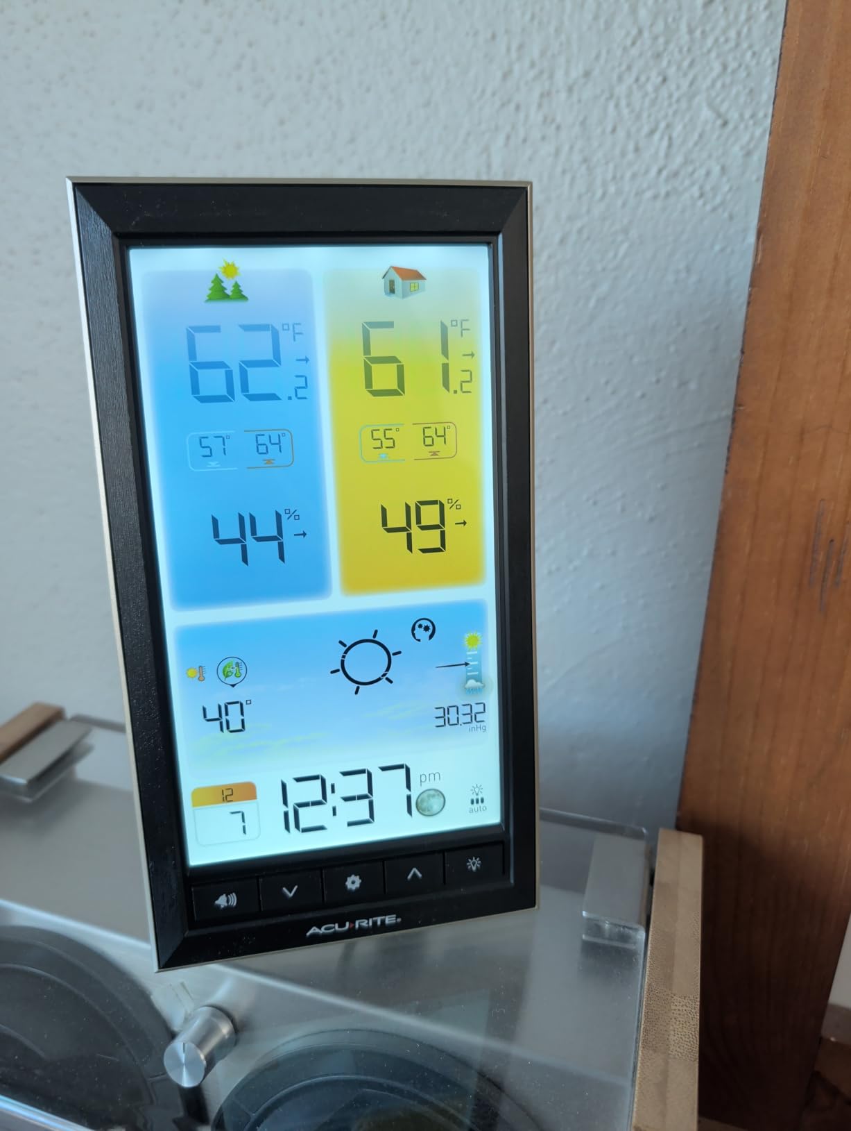 AcuRite Digital Vertical Weather Forecaster with Indoor/Outdoor Temperature, Humidity, and Date and Time (01121M), Black customer photo 1