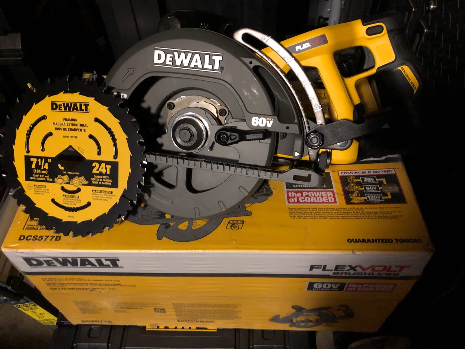 DEWALT FLEXVOLT 60V MAX* Circular Saw for Framing, 7-1/4-Inch, Tool Only (DCS577B) customer photo 2