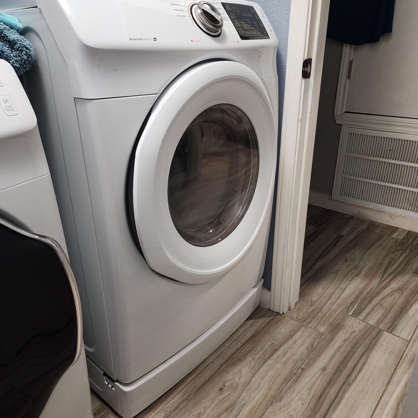 SAMSUNG 27” Wide Laundry Riser Pedestal Stand for 27” Wide Front Load Washer or Dryer, Lifts Machine 6”in Height, WE272NV/A3, Stainless Steel, Brushed Black customer photo 2