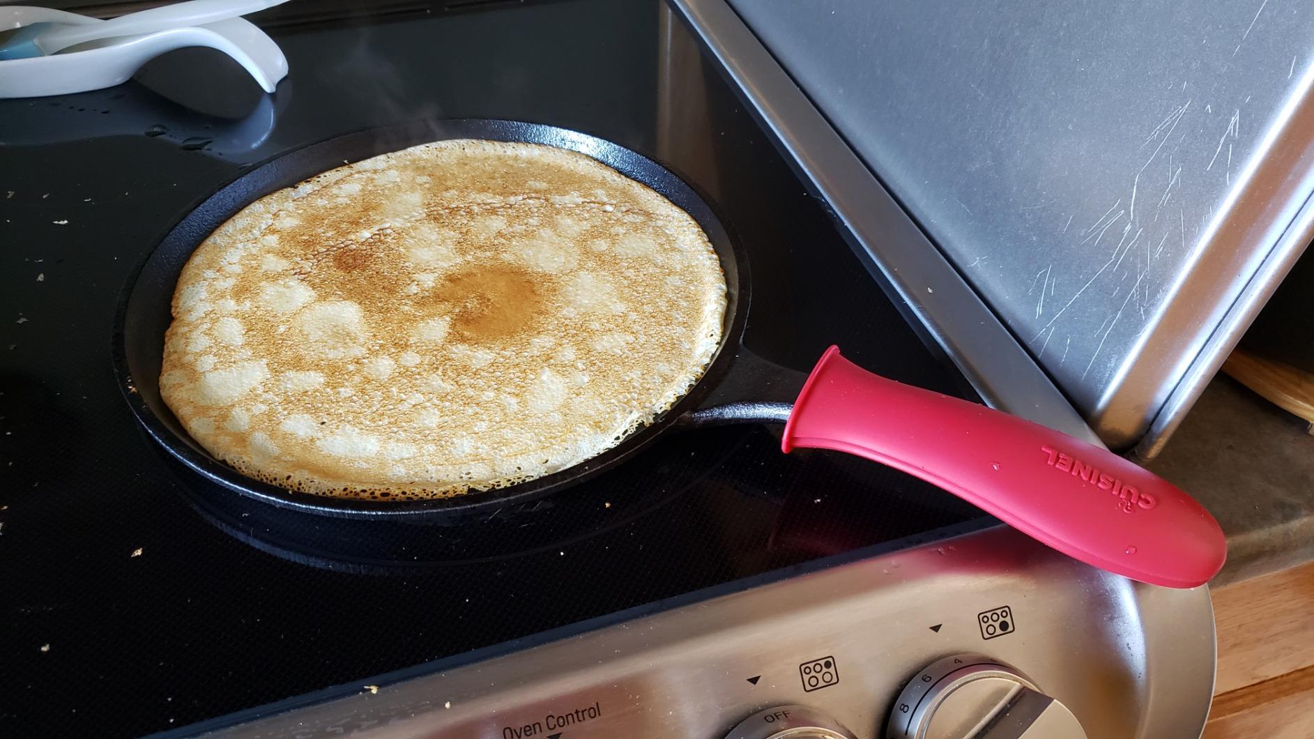 Cast Iron Round Griddle - 10.5”-Inch Crepe Maker Pan + Silicone Handle Cover - Pre-Seasoned Comal for Tortillas Flat Skillet - Dosa Tawa Roti Grill - Oven, Stovetop, BBQ, Fire, Smoker, Induction Safe customer photo 1