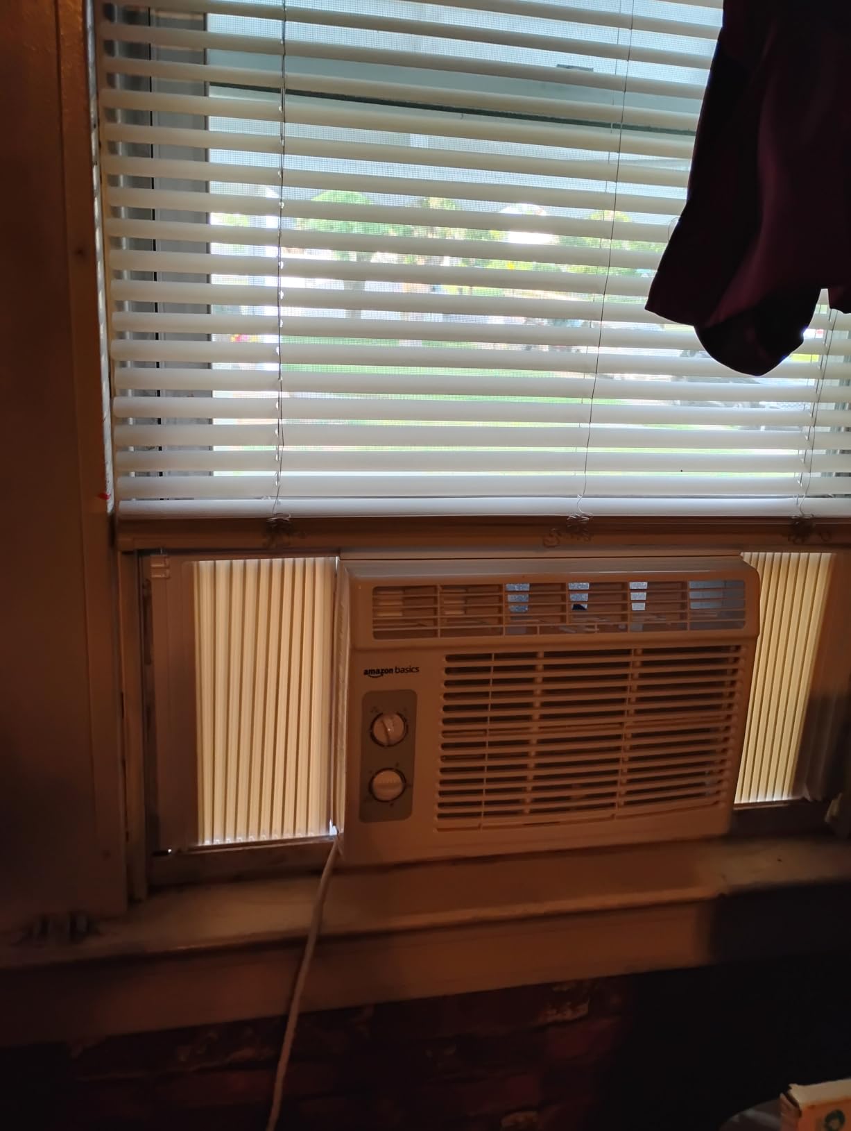Amazon Basics 5000-BTU Window Air Conditioner with Quiet Operation, Up to 150 Sqf, Cool and Fan Functions, Washable Filter, Adjustable Window Kit, Intuitive Mechanical Controls, for Small Room, White customer photo 2