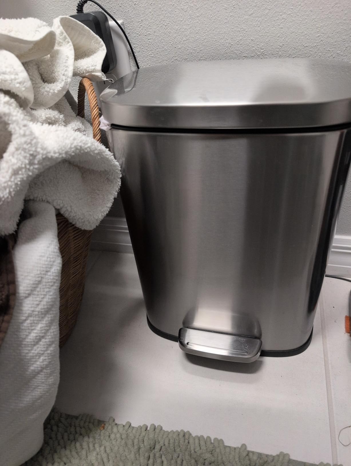 Amazon Basics LARGE Trash Can, 13.2 Gallon (50L), Smudge Resistant Rectangular Bin with Soft-Close Lid, Step Foot Pedal, Removable Inner Bucket, Brushed Stainless Steel, Satin Nickel Finish customer photo 1