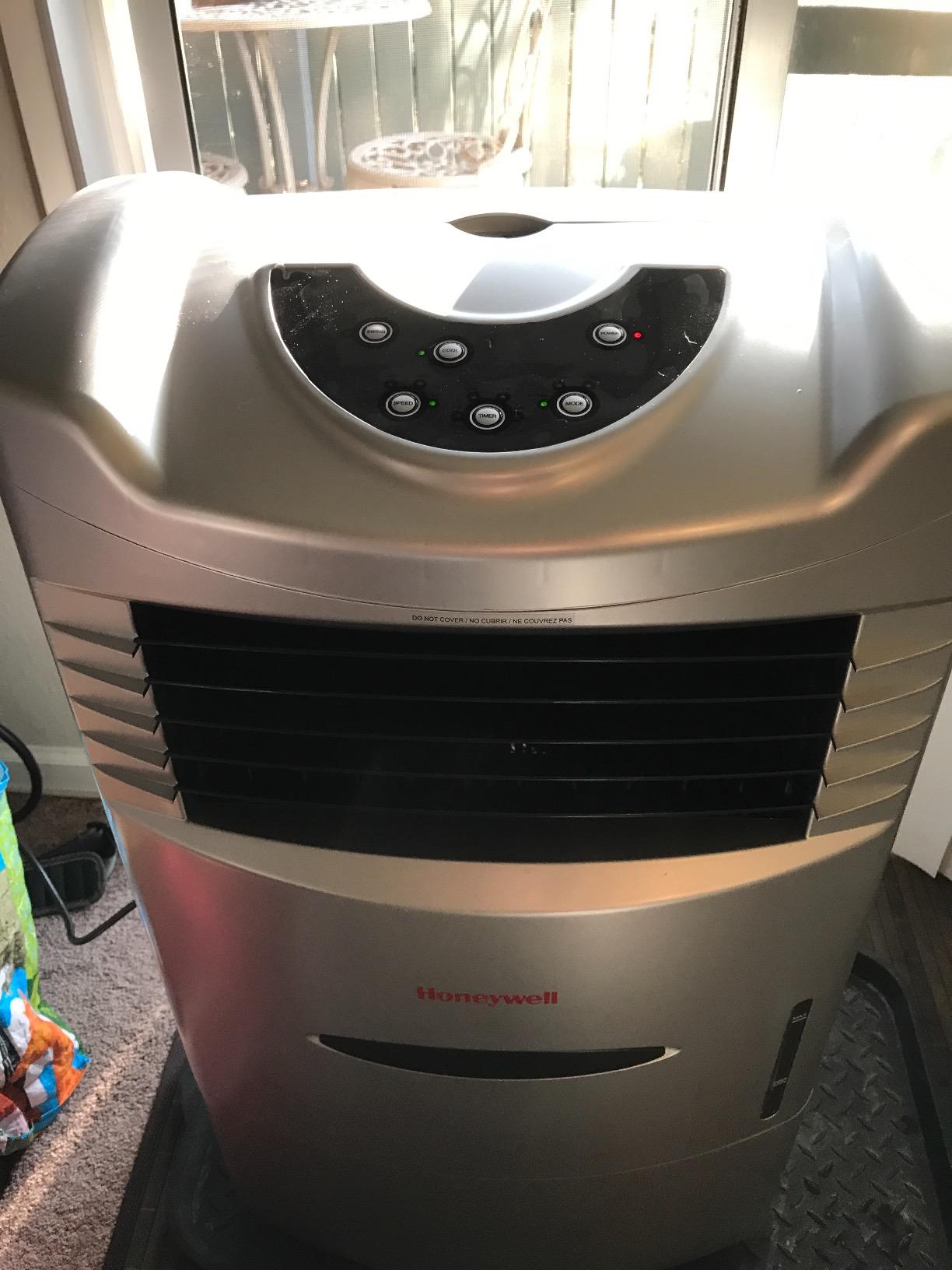 Honeywell 745 CFM* Indoor Portable Evaporative Cooler with Remote Control – CL201AEW customer photo 1