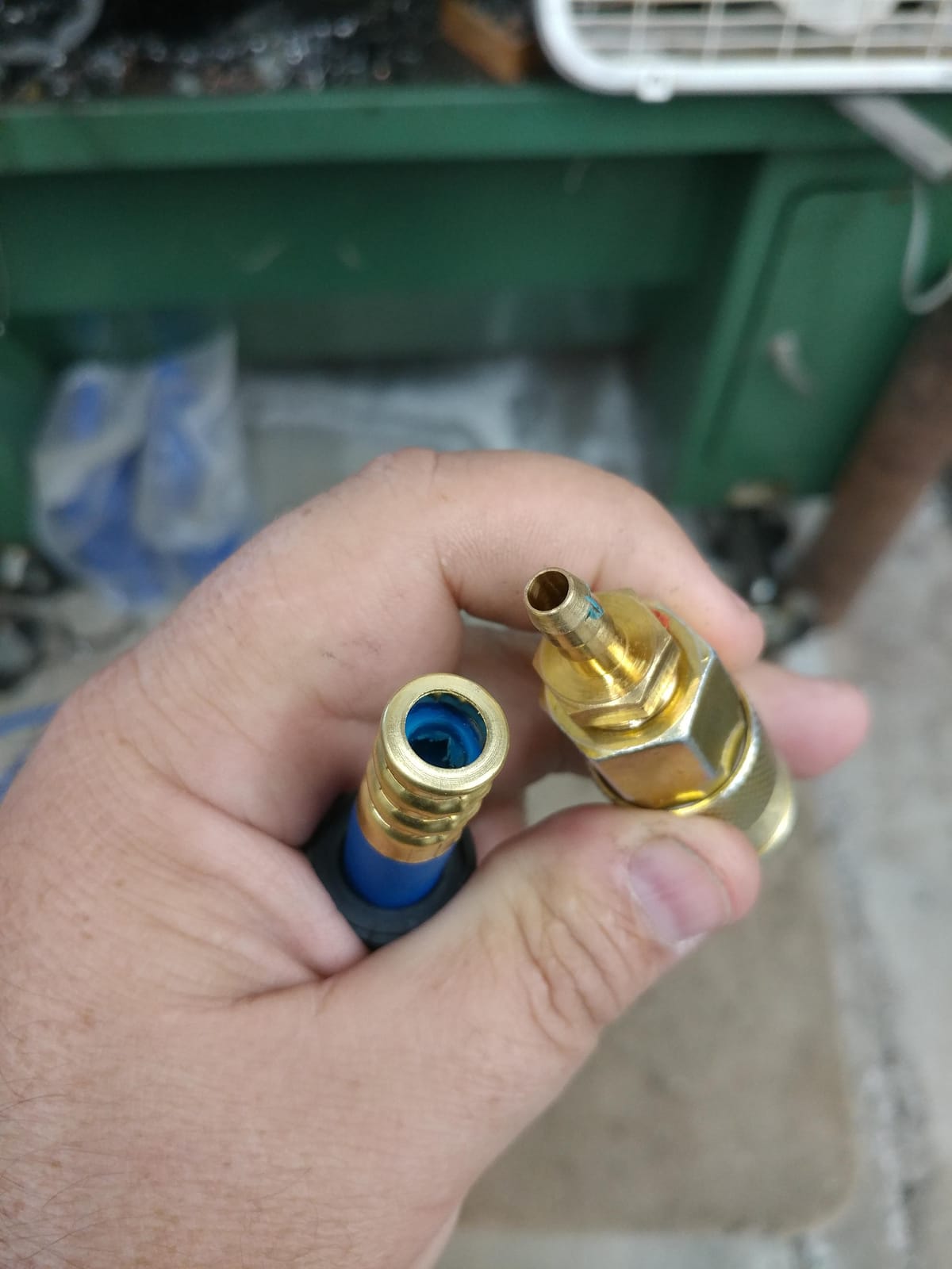 YOTOO Hybrid Air Hose 1/4 in. x 50 ft, 300 PSI Heavy Duty Air Compressor Hose, Lightweight, Kink Resistant, All-Weather Flexibility with 1/4-Inch Industrial Air Fittings and Bend Restrictors, Blue customer photo 1