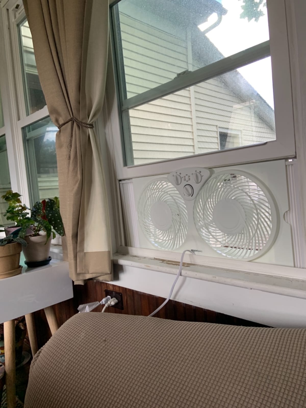 Amazon Basics Window Fan for Home Bedroom, Twin Heads, Cooling Airflow, Exhaust, Expandable Side Panel, Manual Control, 3 Speeds, 63W, 9 inch, White customer photo 2