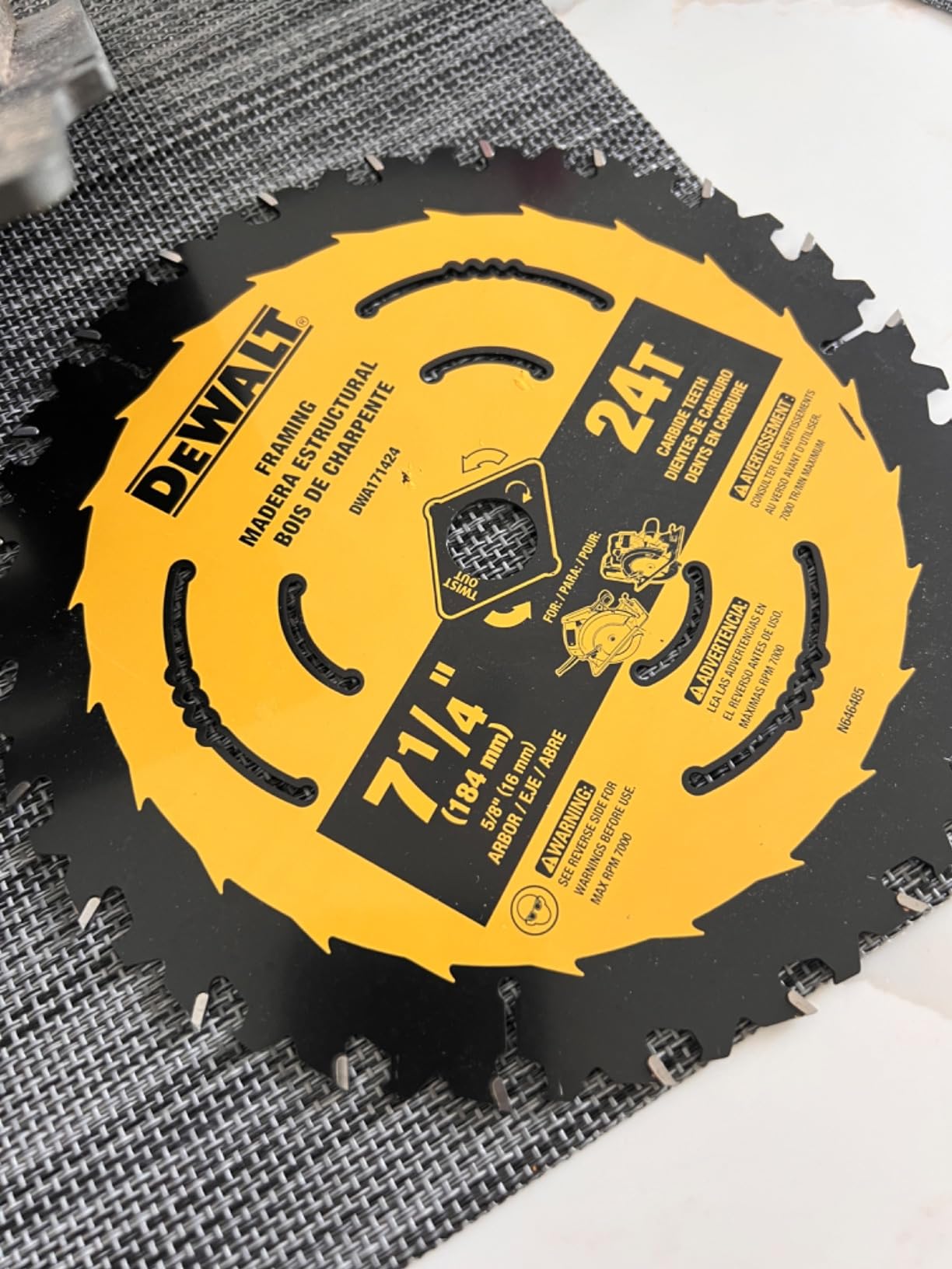 DEWALT FLEXVOLT 60V MAX* Circular Saw with Brake, 7-1/4-Inch, Tool Only (DCS578B) customer photo 1