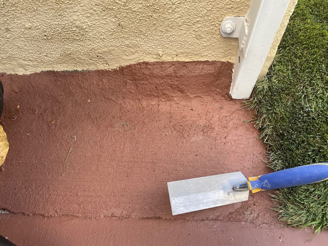 QEP 6 in. x 2 in. Comfort Grip Flat Margin Flooring Trowel with Bucket Hook, Silver (42112) customer photo 1