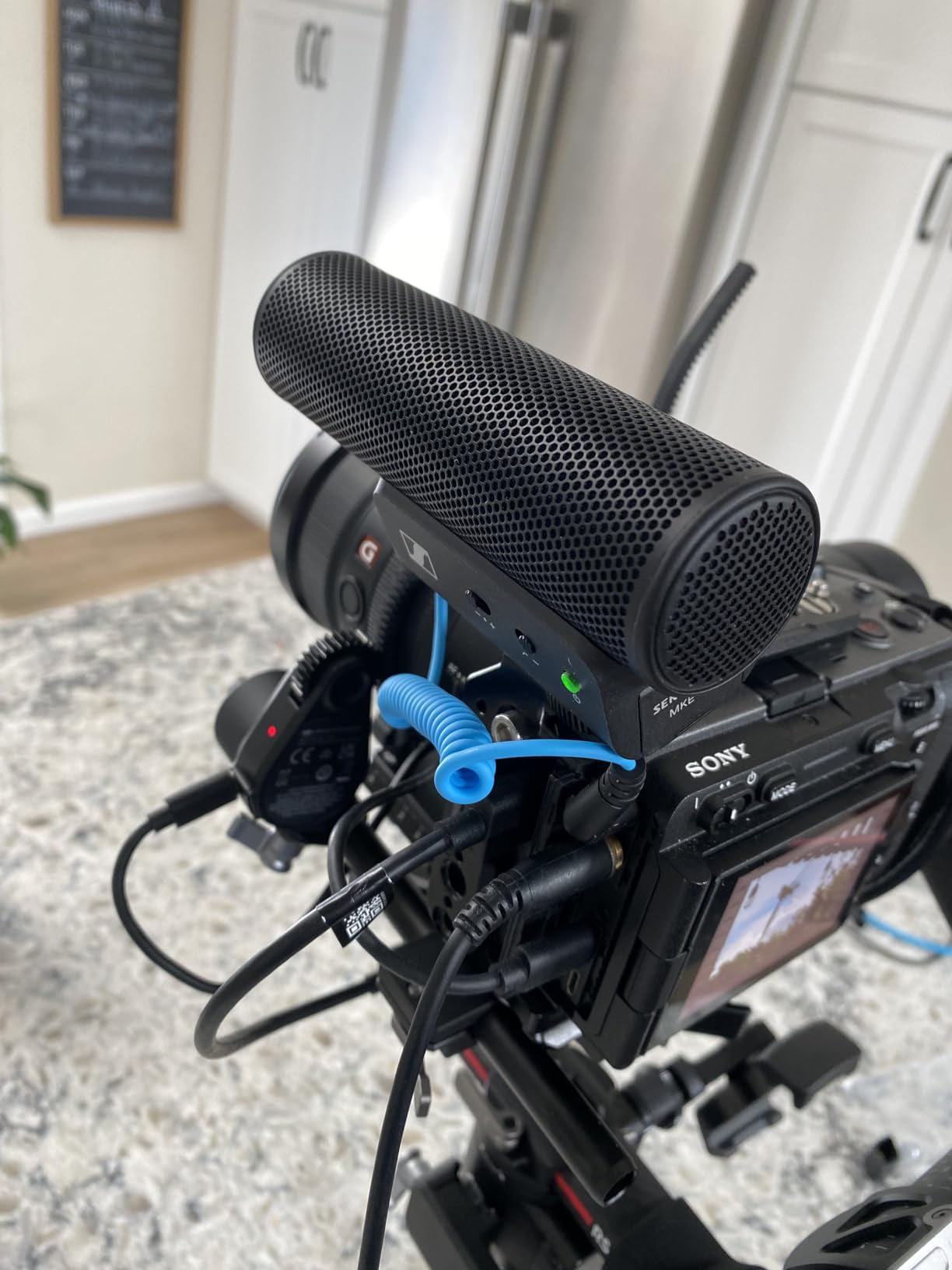SENNHEISER Professional MKE 400 Directional On-Camera Shotgun Microphone with 3.5mm TRS and TRRS Connectors for DSLR, Mirrorless & Mobile , Connects with Auxiliary customer photo 2