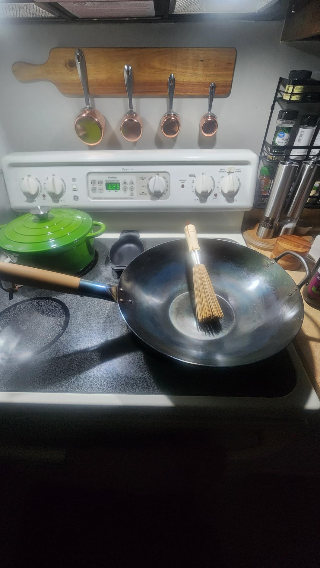 Craft Wok Flat Hand Hammered Carbon Steel Pow Wok with Wooden and Steel Helper Handle (14 Inch, Flat Bottom) / 731W316 customer photo 2