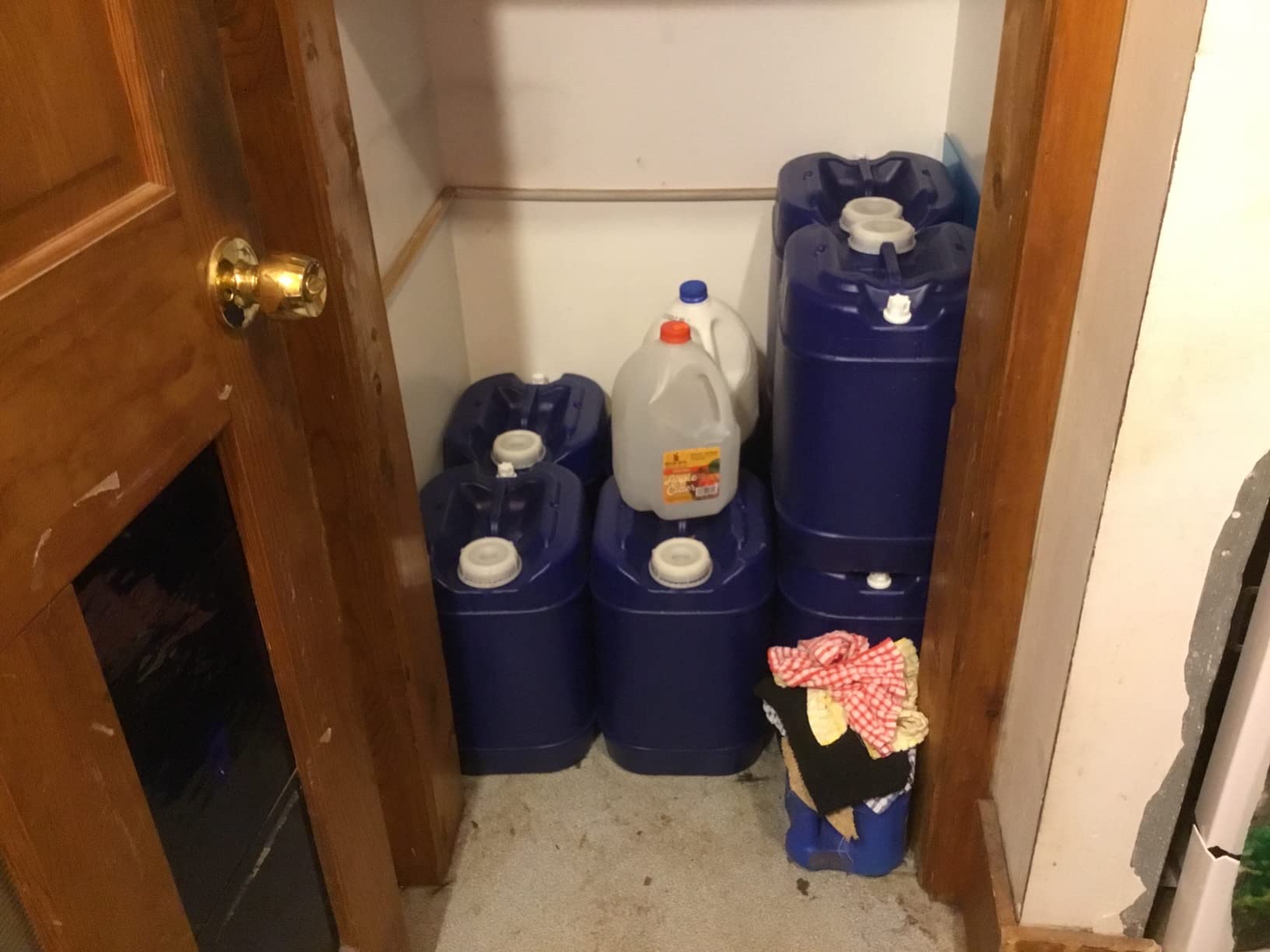 5-Gallon Stackable Water Storage Containers, Emergency Water Storage for Camping and Disaster Preparedness, 30 Gallons customer photo 1