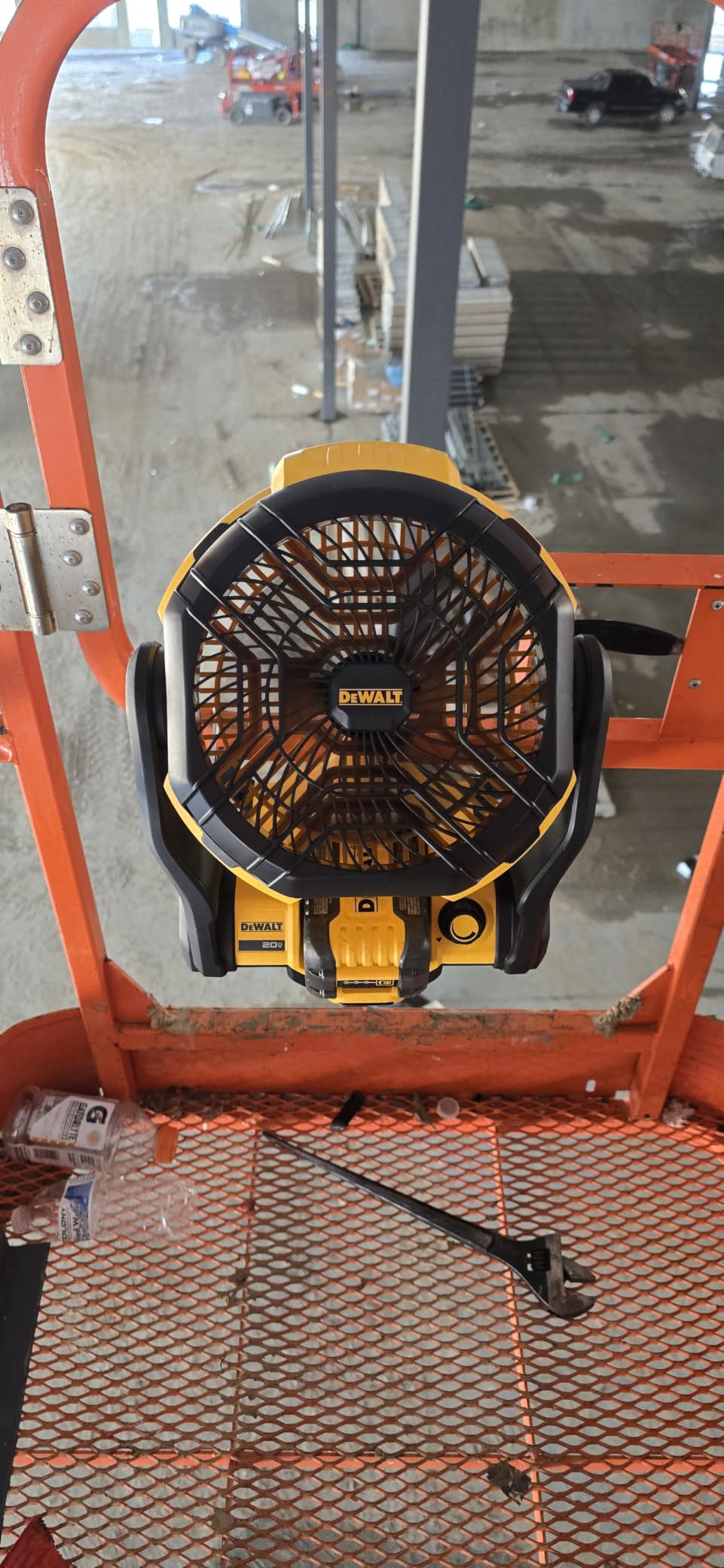 DEWALT 20V MAX Portable Fan, Battery Powered Rechargeable Cordless Shop Fan, Up to 4.5 Hrs Runtime, Variable Speed, 650 CFM, Tool Only (DCE512B) customer photo 2