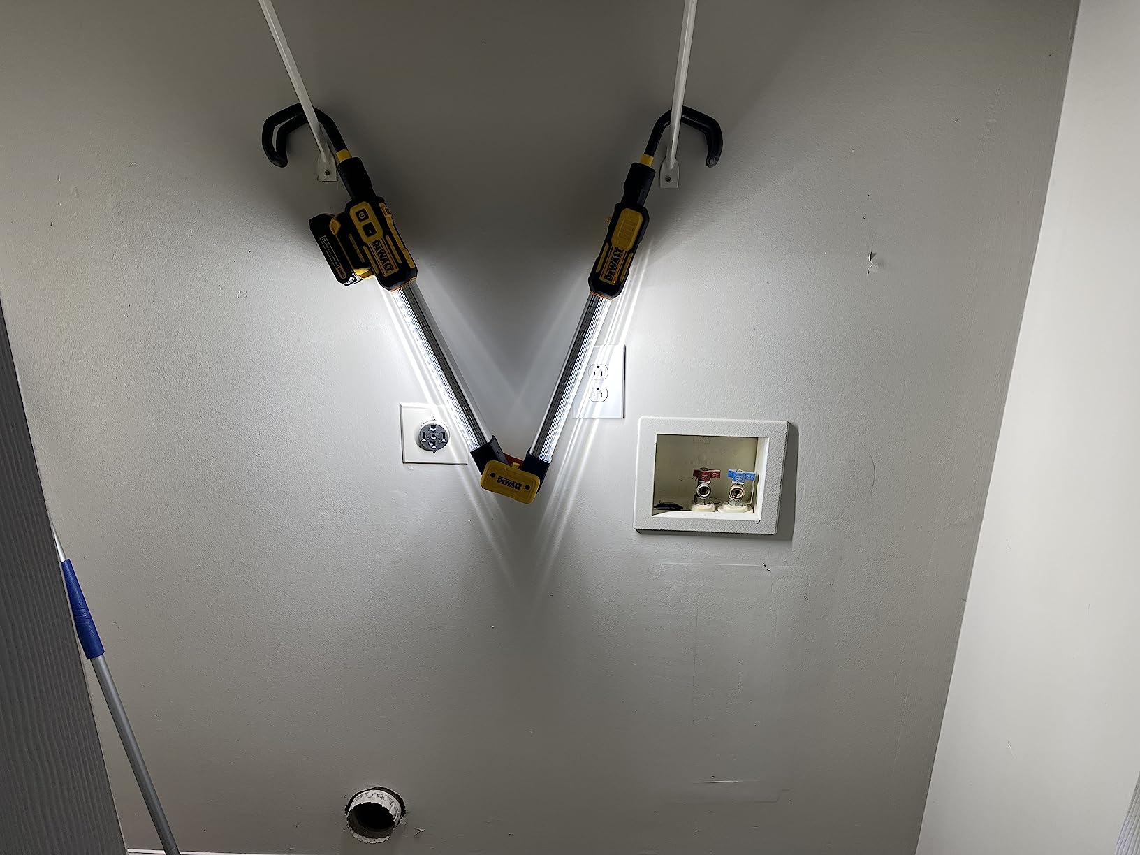 DEWALT 12V/20V MAX Cordless Hood Light, Mechanic Work Light, LED, Bare Tool Only (DCL045B) customer photo 2