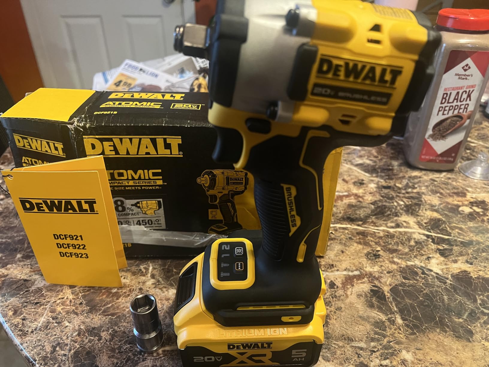 DEWALT ATOMIC 20V MAX* 1/2 in. Cordless Impact Wrench with Hog Ring Anvil (Tool Only) (DCF921B) customer photo 2