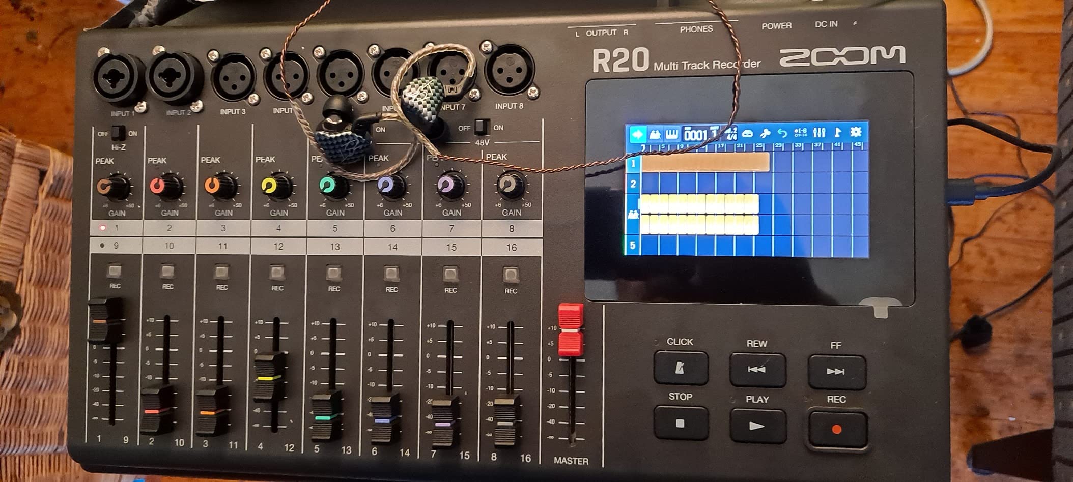 Zoom R20 Tabletop Recorder for Musicians with 16 Tracks & 6 XLR Inputs customer photo 1