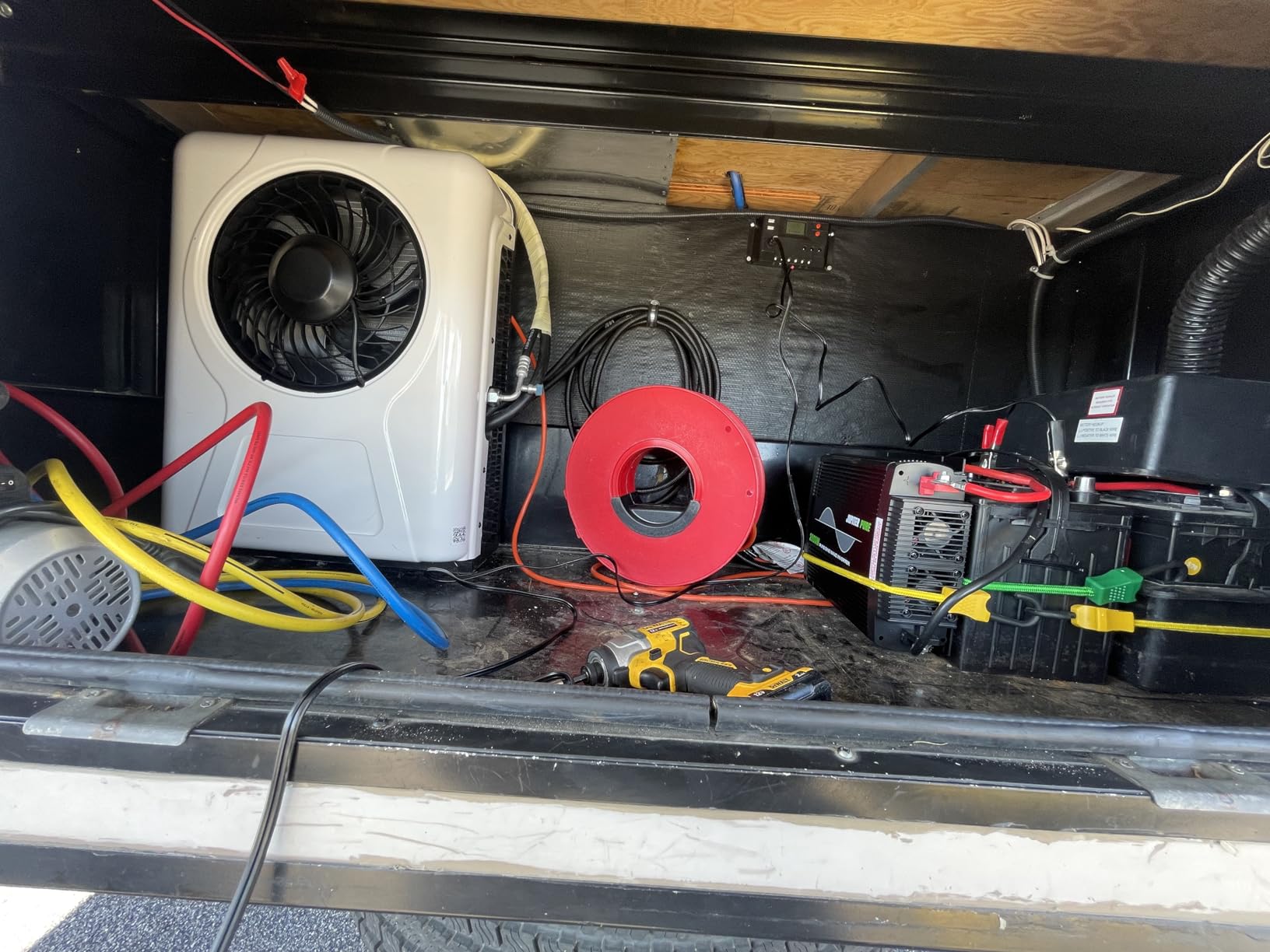 Treeligo 12V Truck Cab Air Conditioner 12000BTU, Mini Split 12 Volt DC Electric Split ac Unit, 45dB Low Noise, Fast Cooling AC Unit Universal dc Air Conditioning for semi trucks RV Camper customer photo 2