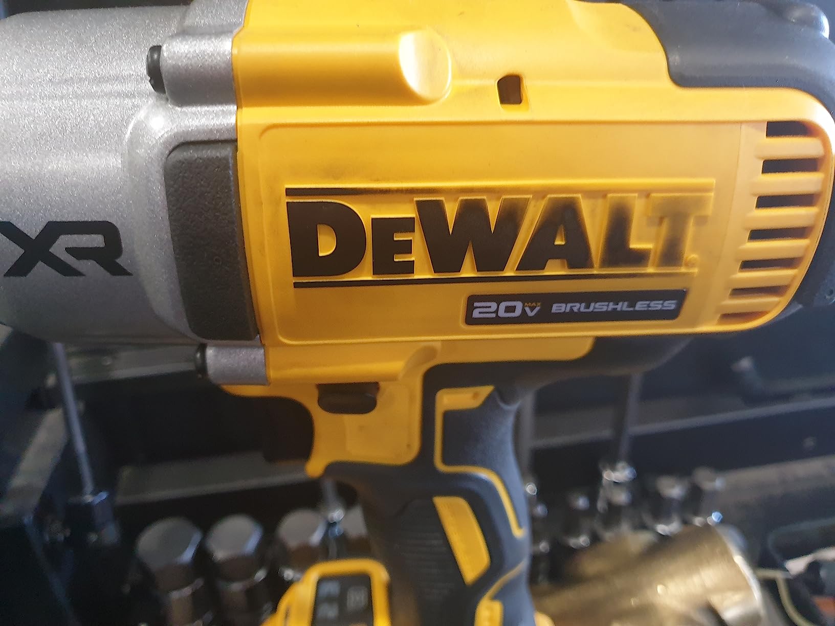 DEWALT 20V MAX Cordless Impact Wrench, 1/2 Impact Gun, 4-Speed High Torque with Hog Ring Anvil and LED Light, Brushless Motor, Precision Wrench, Tool Only (DCF900B) customer photo 2