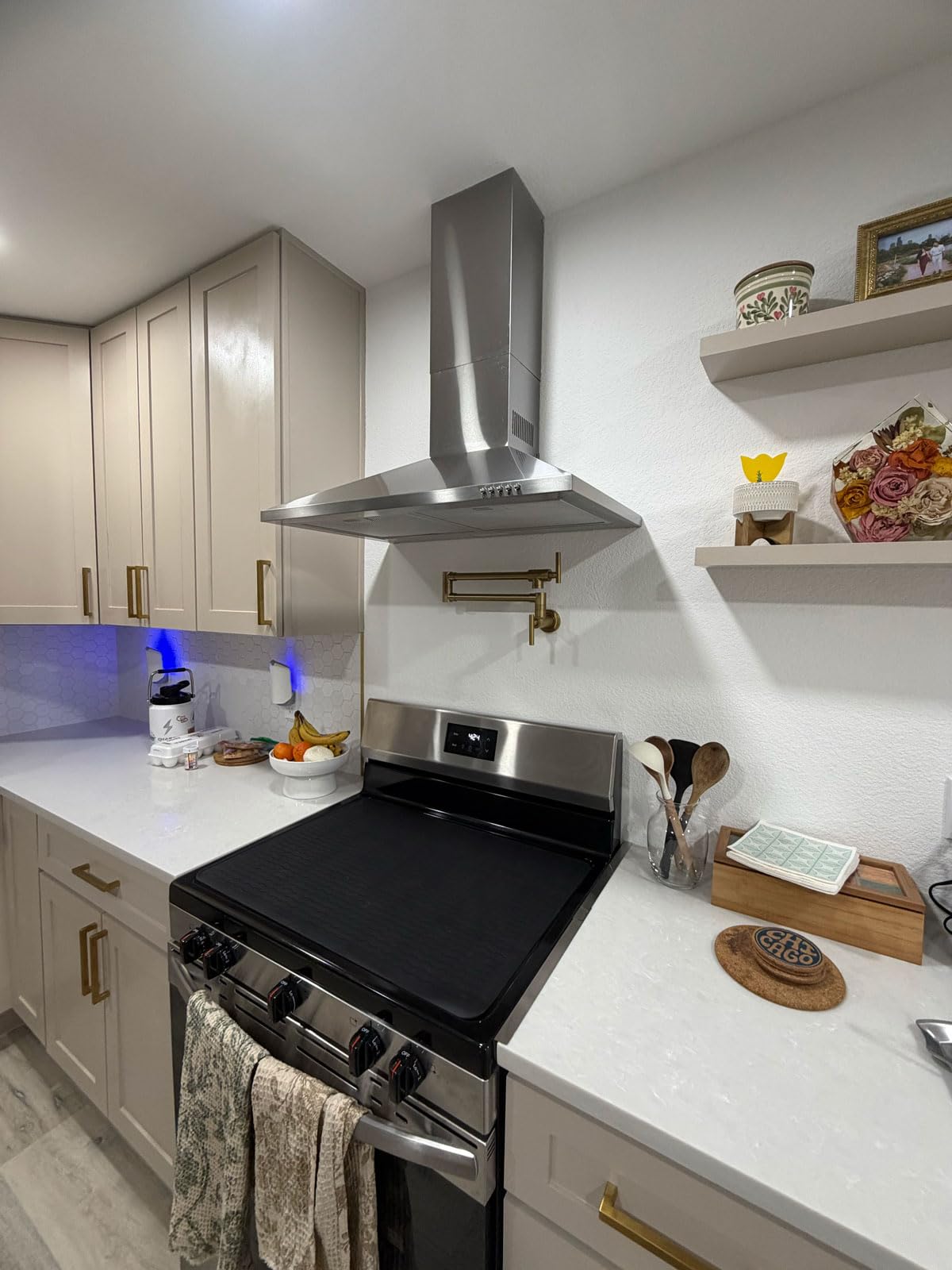 SNDOAS Range Hood 30 inch,Wall Mount Range Hood in Stainless Steel With Ducted/Ductless Convertible,Stove Vent Hood with Aluminum Filters,3 Speed Exhaust Fan,LED Light,Button Control customer photo 2