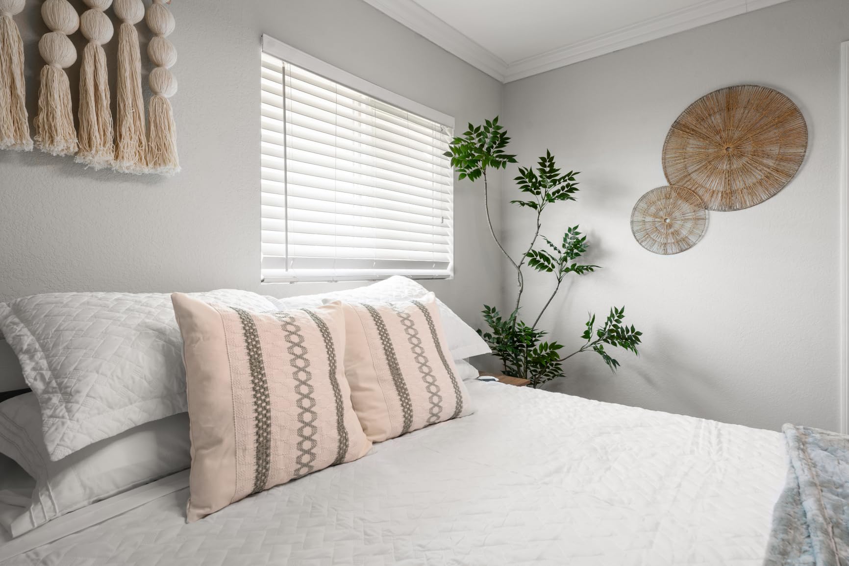 Bedsure Quilts Queen Size - Lightweight Comforter Queen Size for Summer, Bright White Bedspread Quilt with Clover Pattern, Soft Ultrasonic Coverlet, Modern All-Season Bedding, 90 x 96 Inches customer photo 2