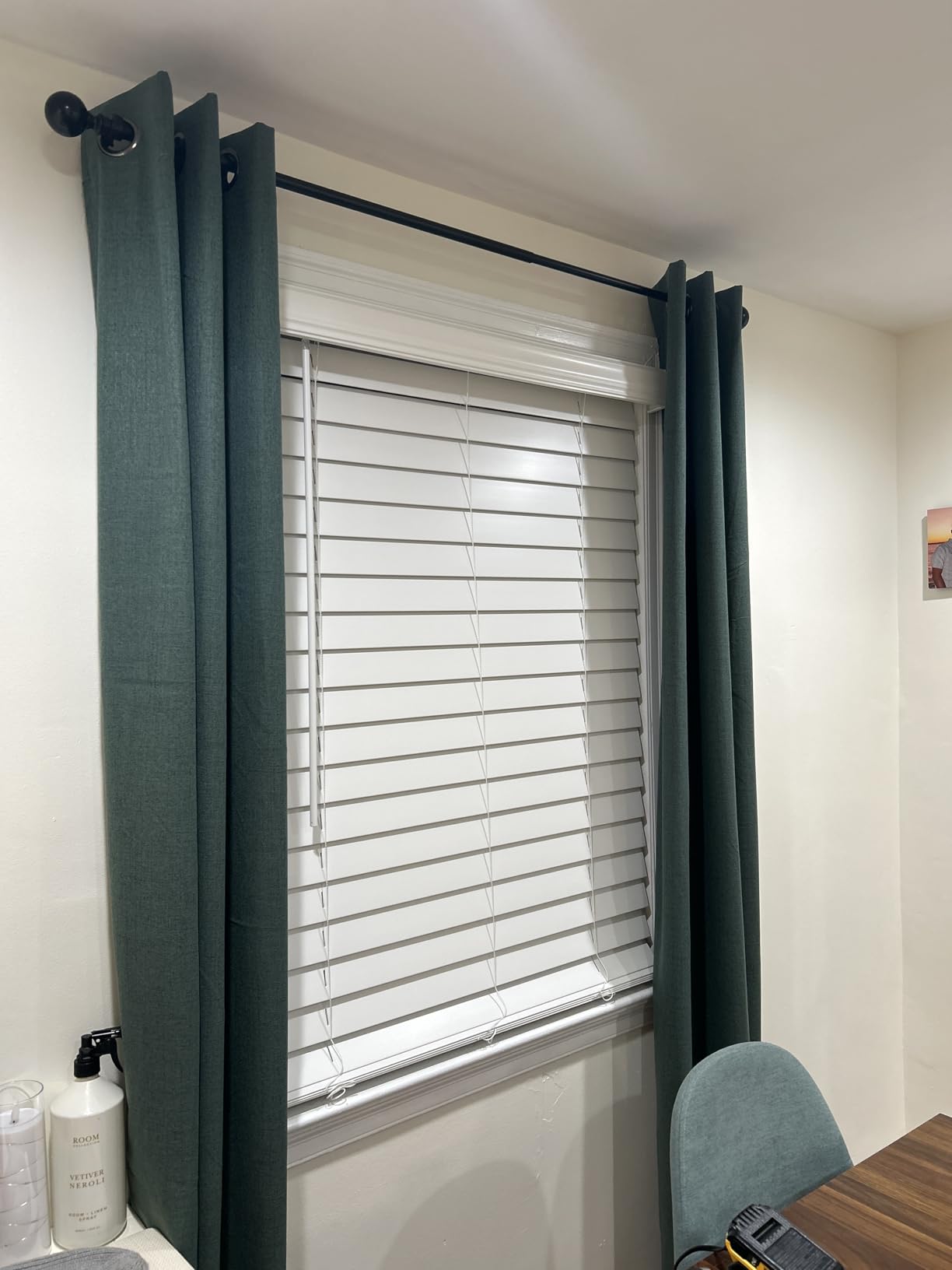 LOTUS & WINDOWARE 2.5-inch Cordless Faux Wood Blind, Plantation Style, 34.5