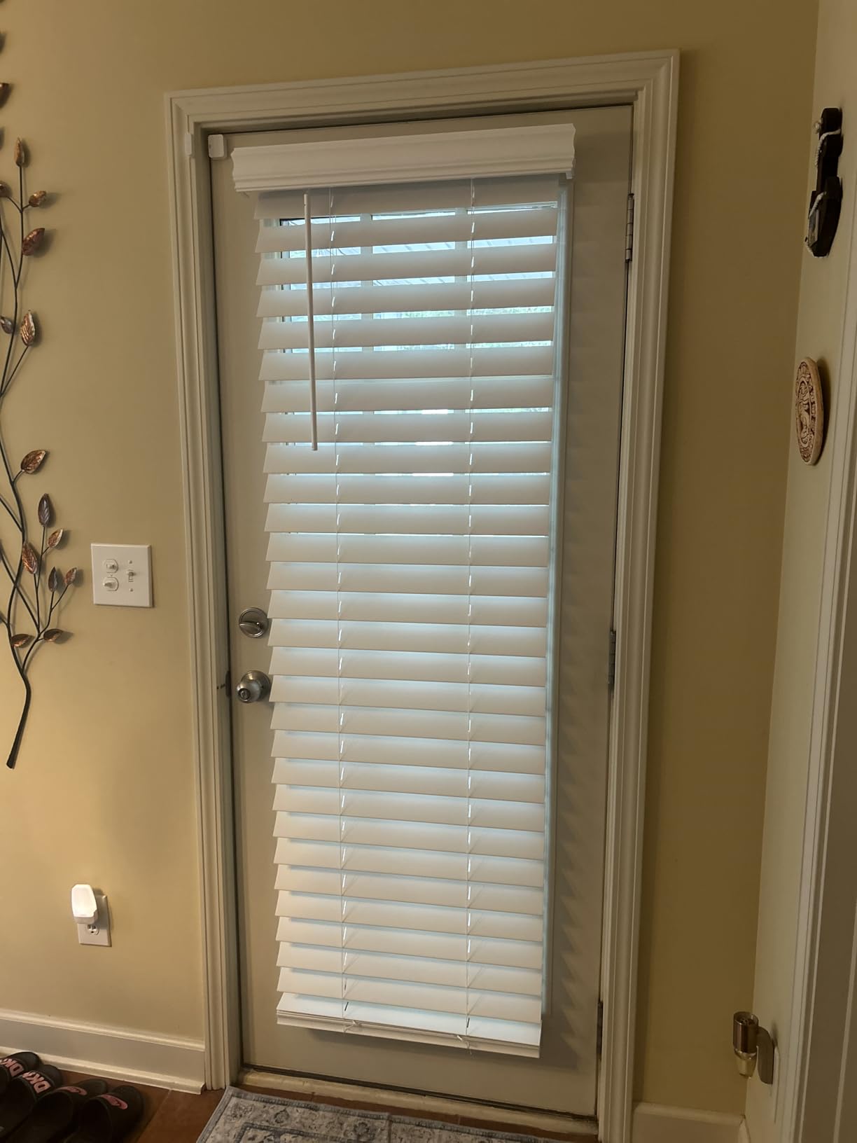 LOTUS & WINDOWARE 2.5-inch Cordless Faux Wood Blind, Plantation Style, 34.5