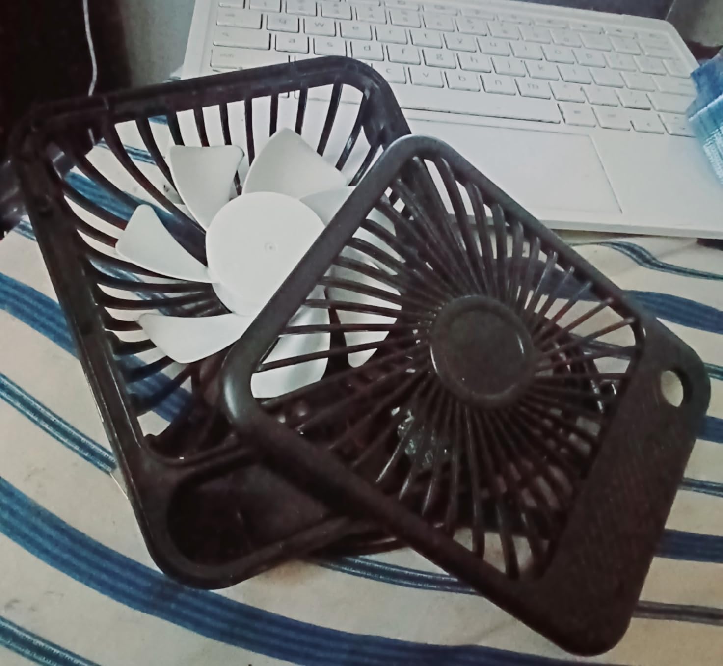 Koonie USB Desk Fan, Strong Wind Ultra Quiet Small Mini Fan customer photo 1