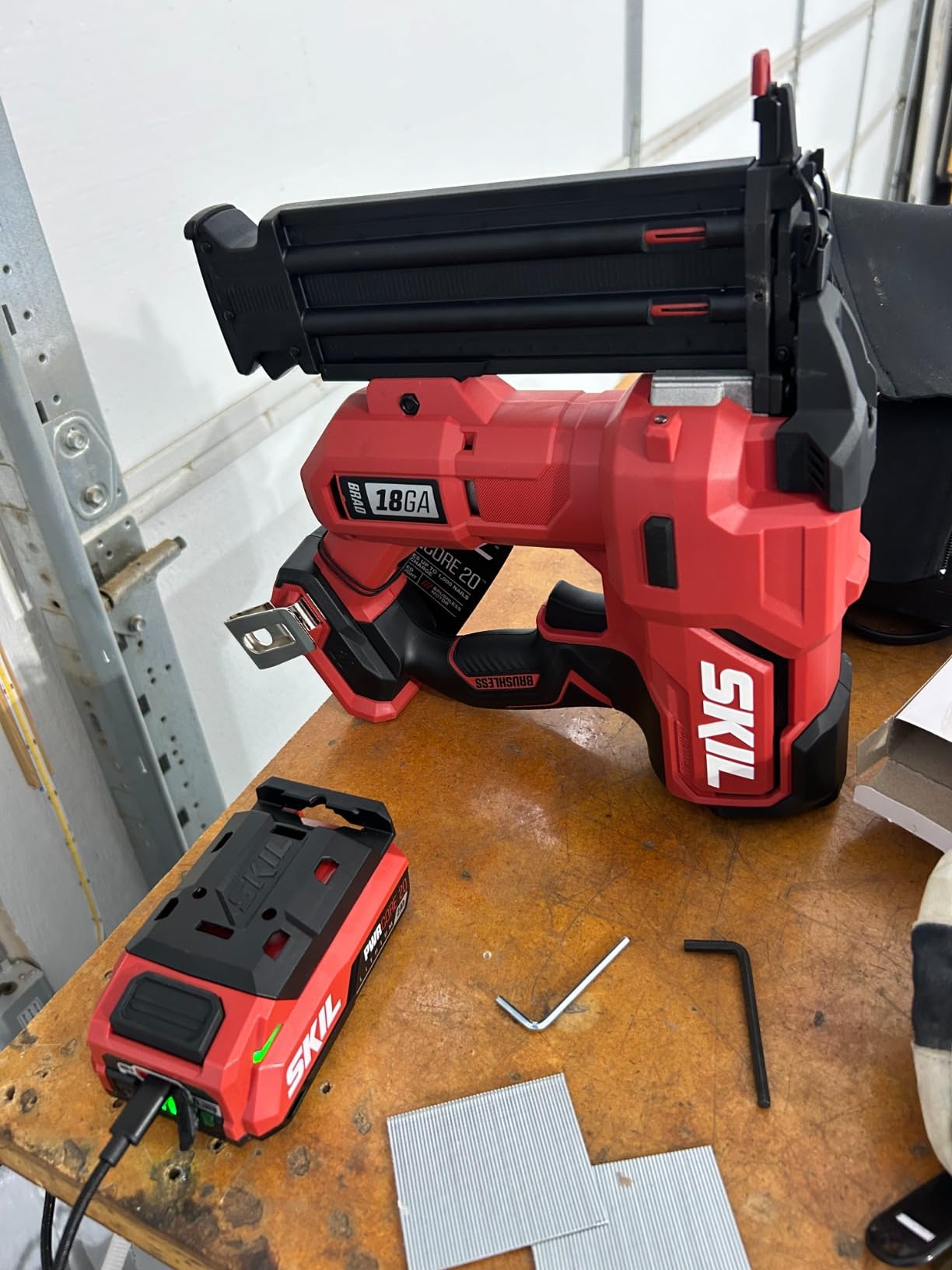SKIL PWR CORE 20 Brushless 20V 18Ga Brad Nailer Kit including 2.0Ah USB-C Battery and Charger-NA1800B-10 customer photo 2