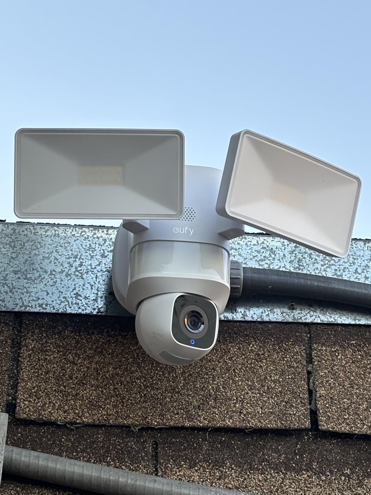 eufy Security Floodlight Camera E30, 2K, AI Detection & Tracking, Outdoor customer photo 1