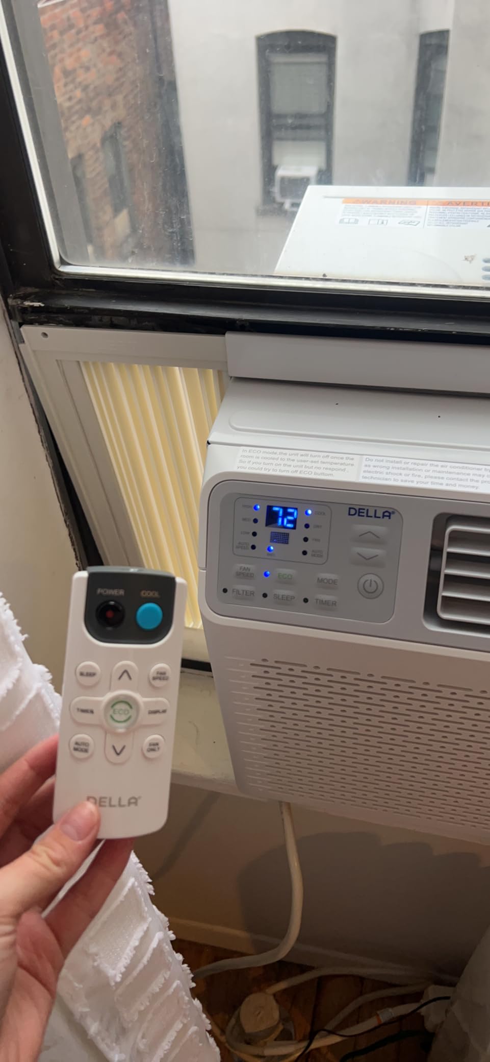 DELLA 12000 BTU Smart Window Air Conditioner, Works with Alexa and WiFi, Cools Up to 550 Sq. Ft, GEO Location, Energy Saving AC Unit with Smart Controls, Remote, Dehumidifier, Reusable Filter customer photo 2