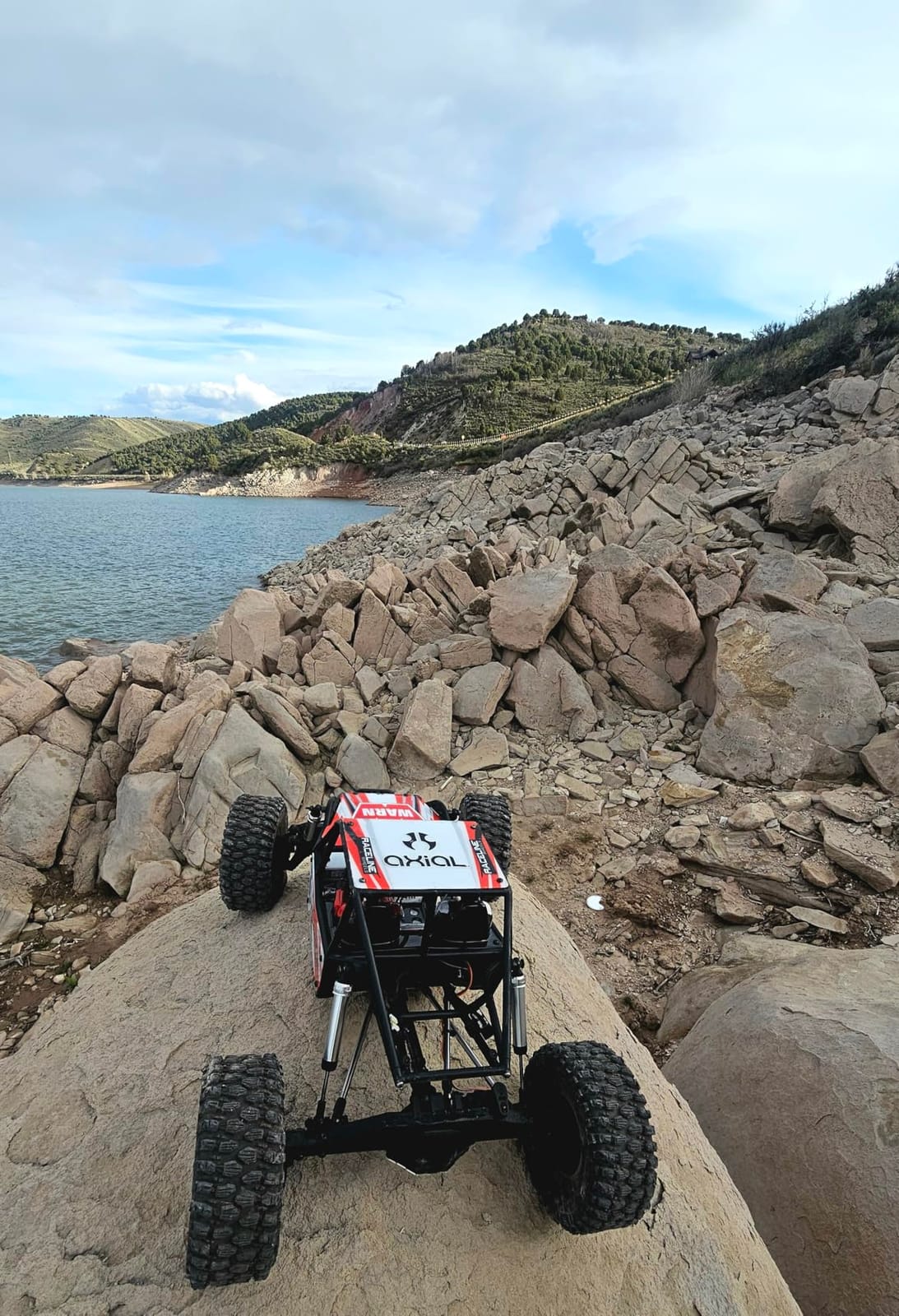 Axial AXP8 Gilamon 1/8 RC Crawler 2.2 4X4 RTR Trail Buggy, Red customer photo 1
