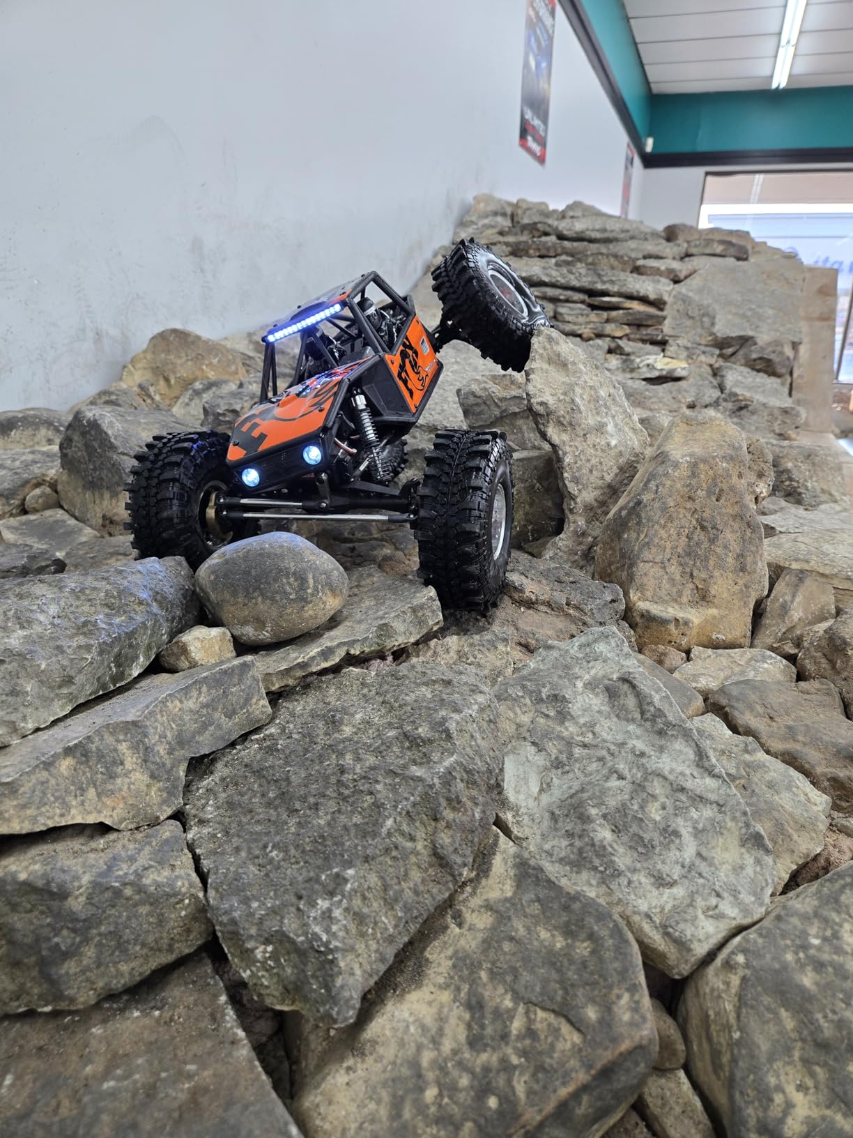 Axial RC Crawler 1/10 UTB10 Capra 1.9 4WS 4X4 RTR Brushed Rock Crawler, Orange, AXI-1543T1 customer photo 2